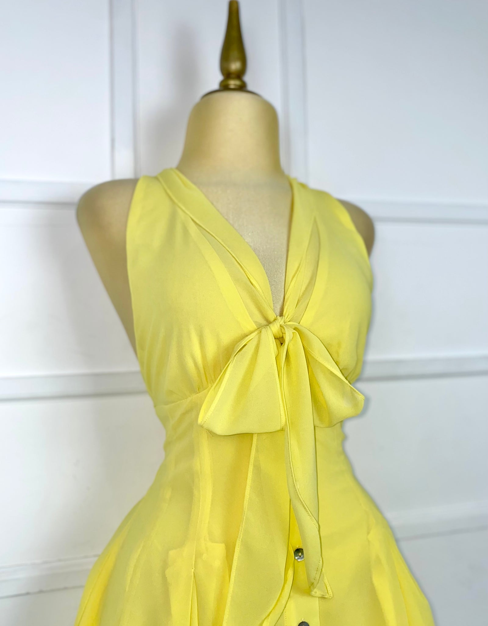 Vestido amarillo liso con botones