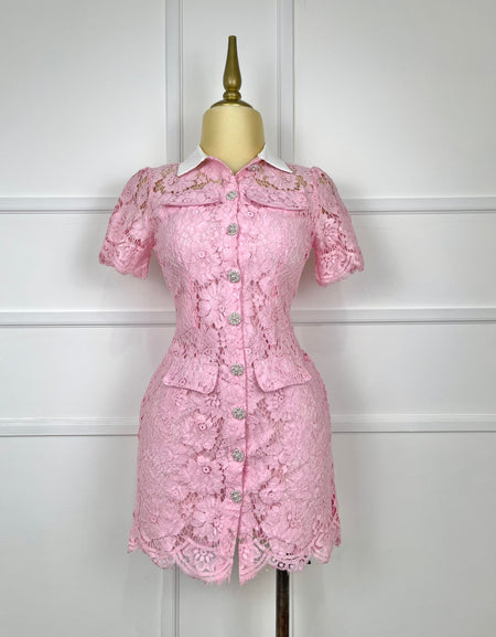 Vestido rosa de encaje con botones