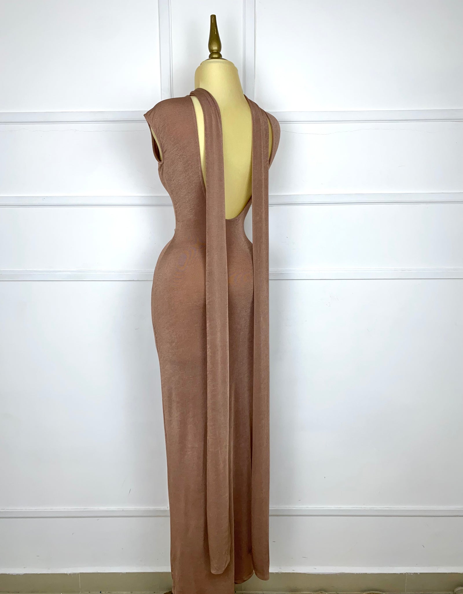 Vestido café largo stretch con listones
