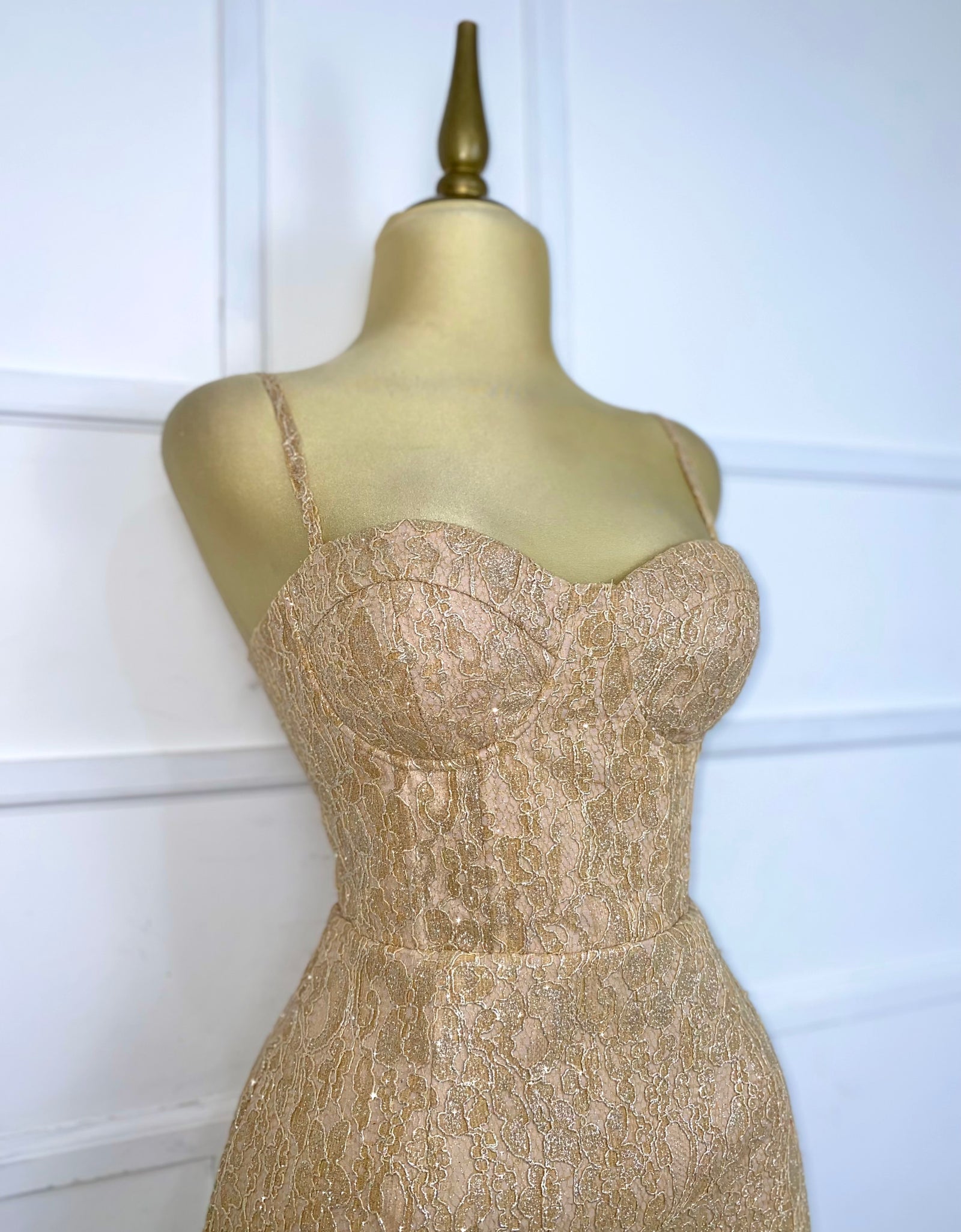 Vestido dorado con brocado