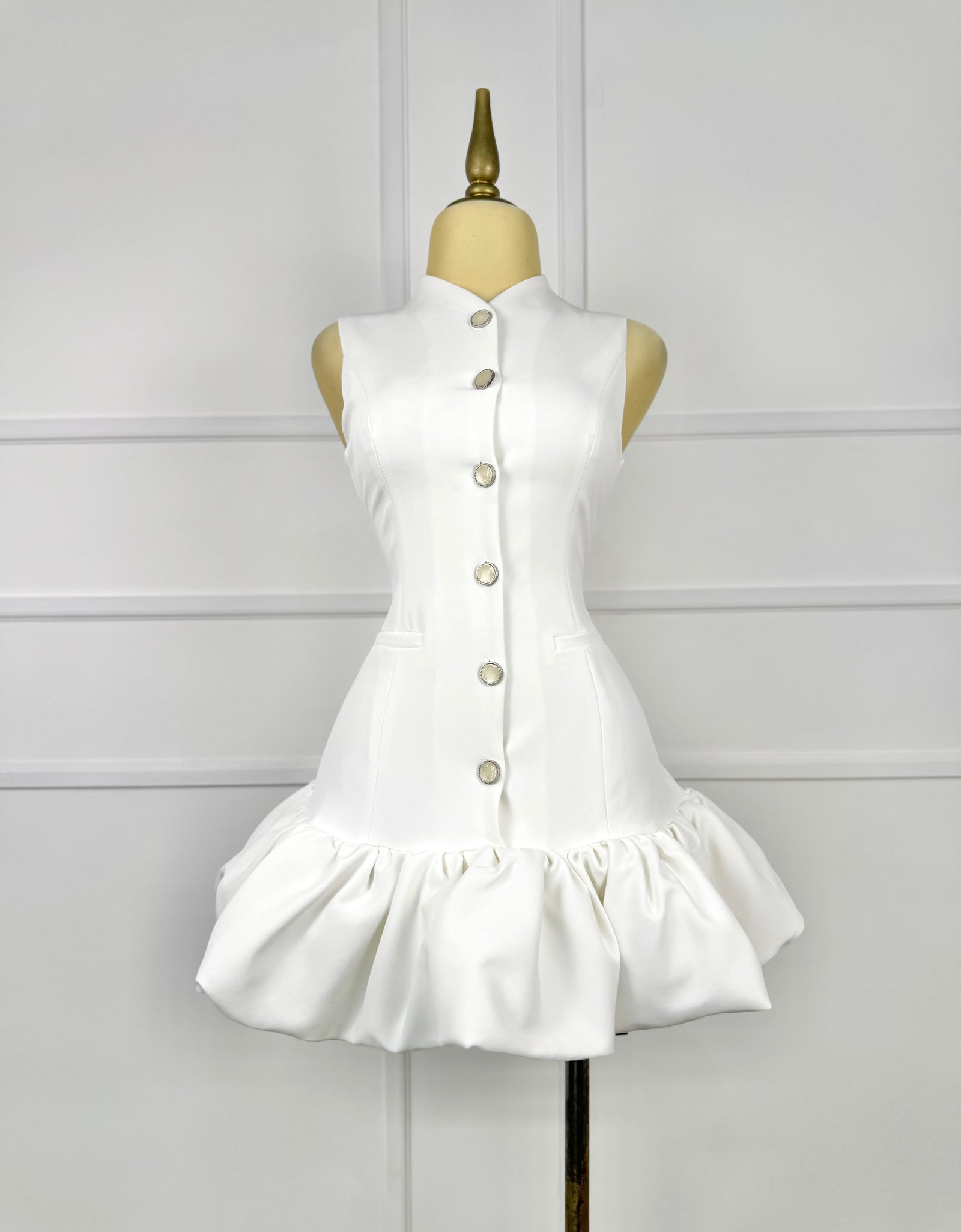 Vestido blanco con botones perla