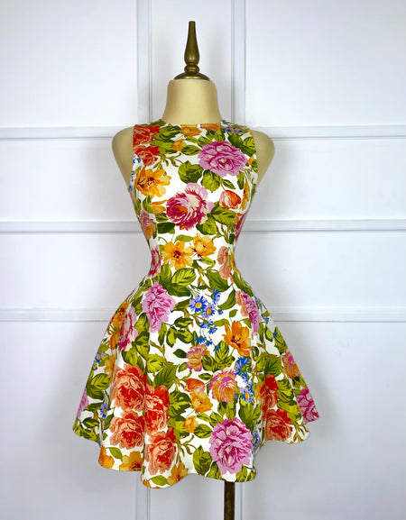 Vestido corto tipo mezclilla con flores