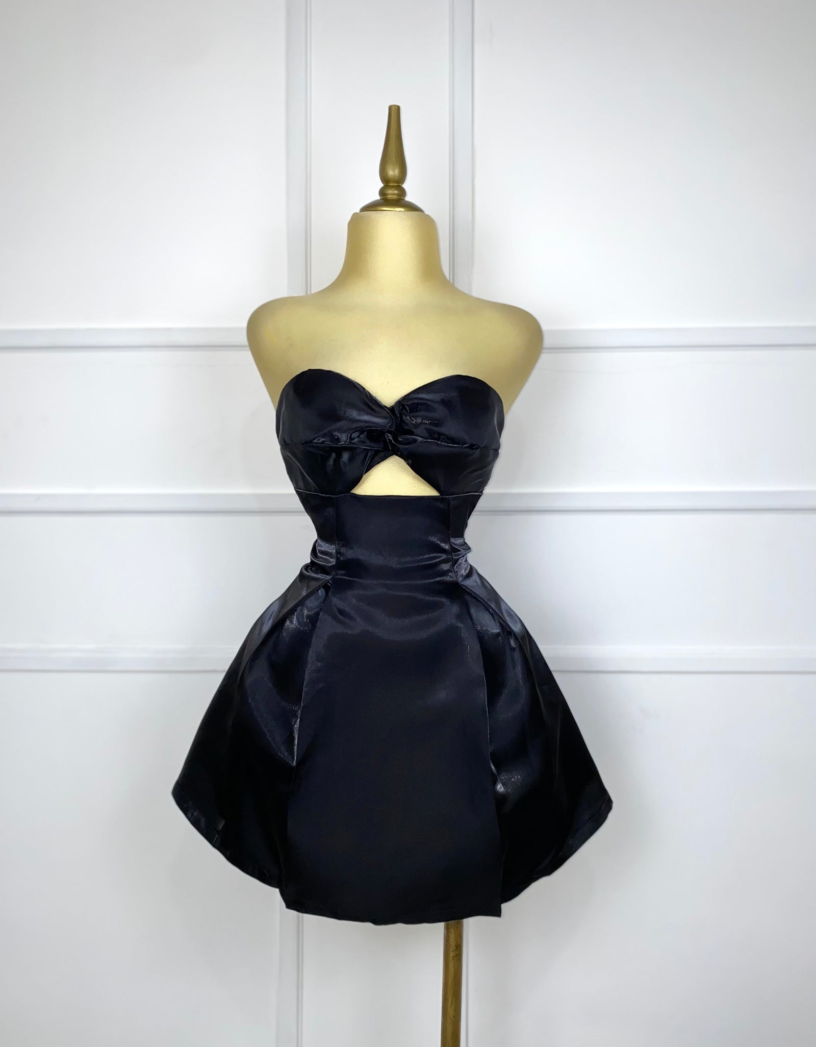 Vestido negro corto strapless