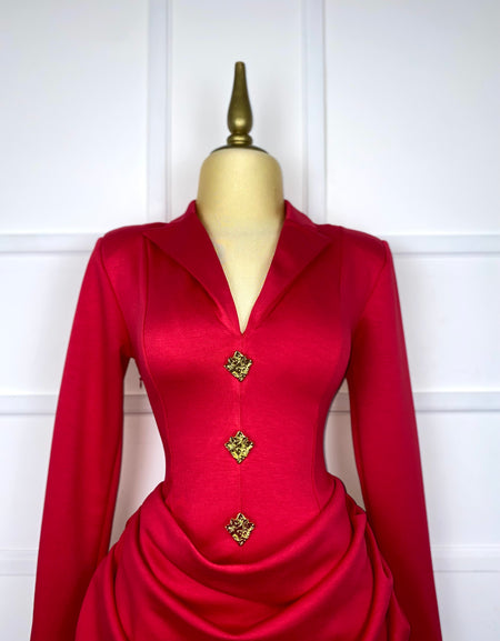 Vestido rojo drapeado con botones dorados