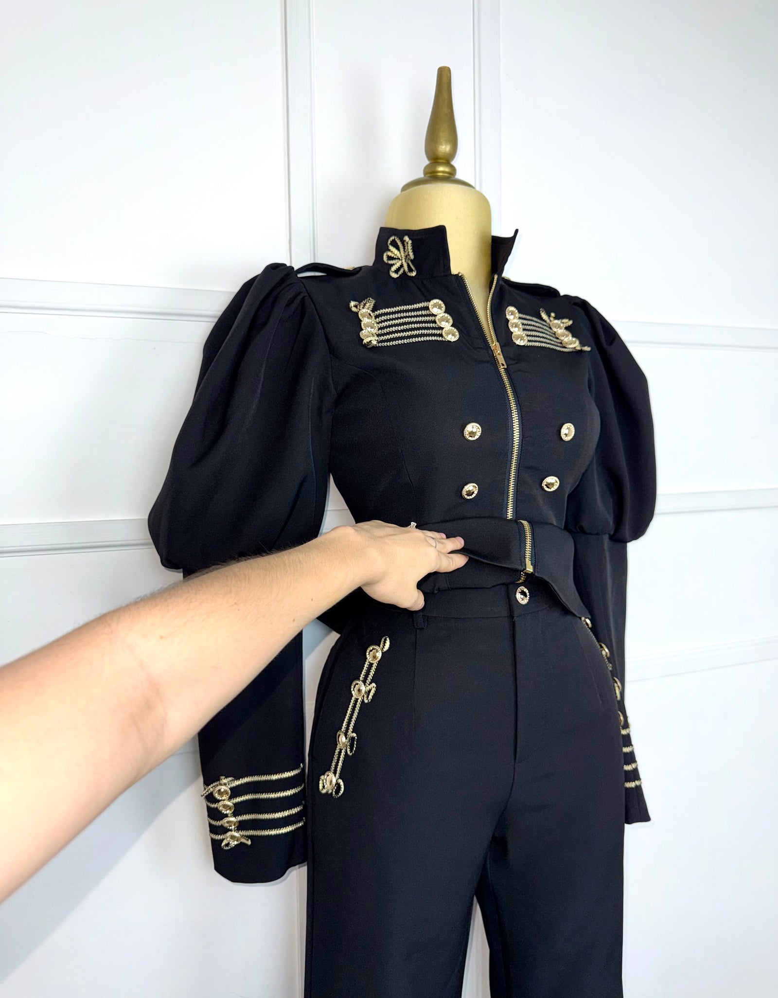 Traje negro con aplicaciones doradas