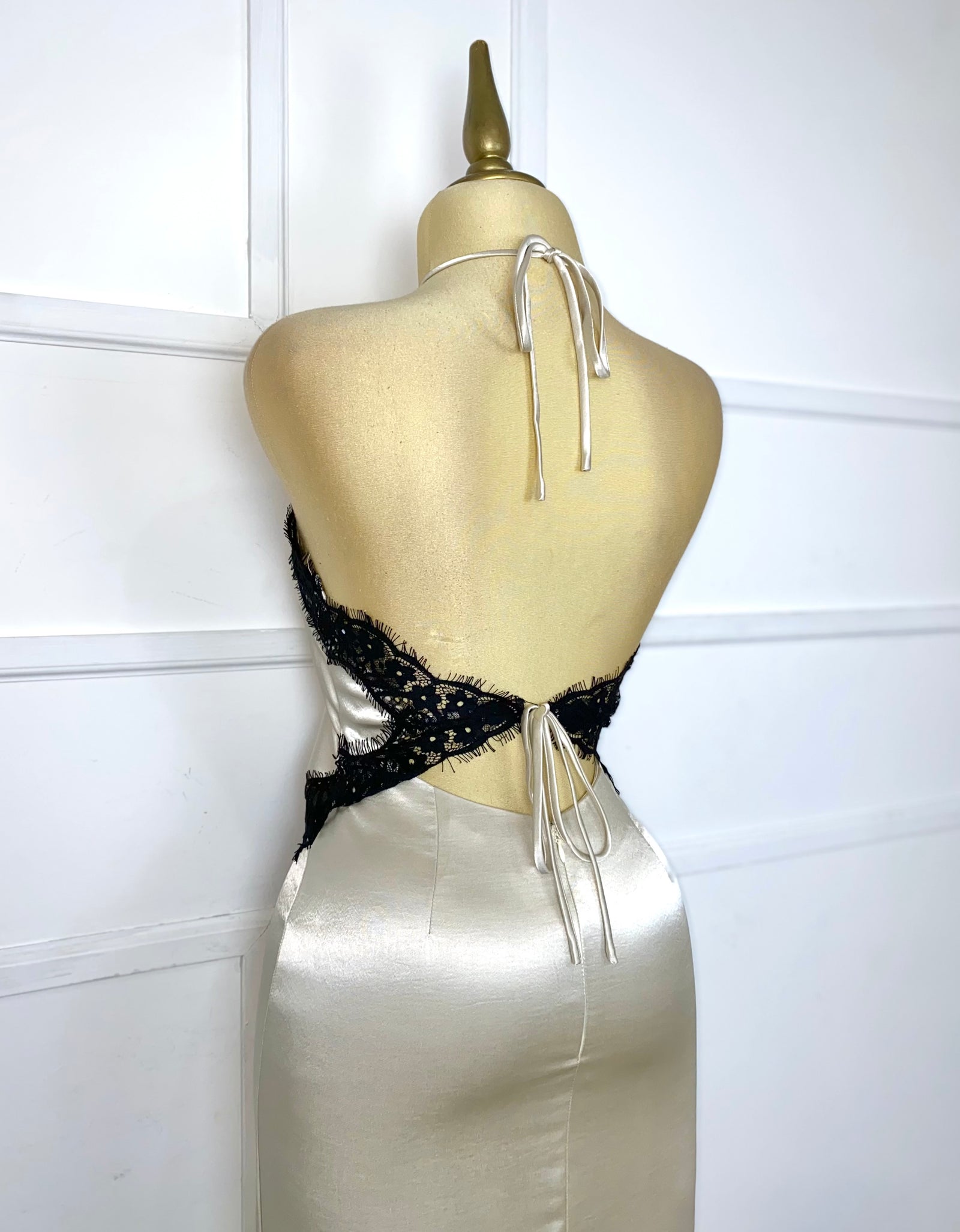 Vestido satinado con encaje