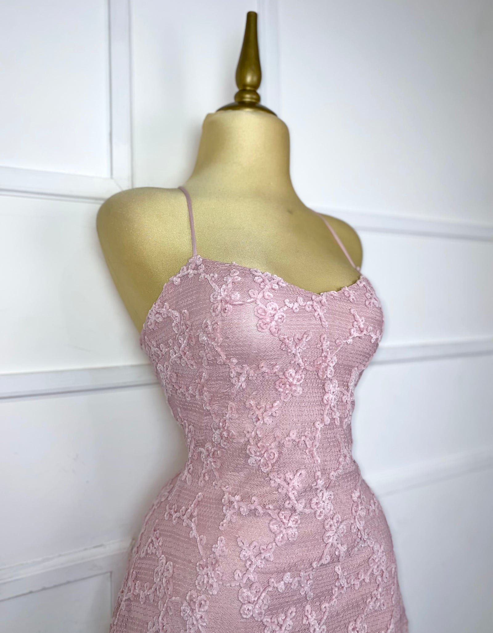 Vestido corto rosa de encaje