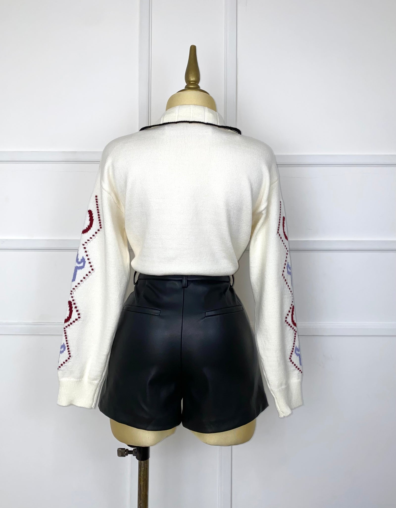 Suéter estampado caballos con listones