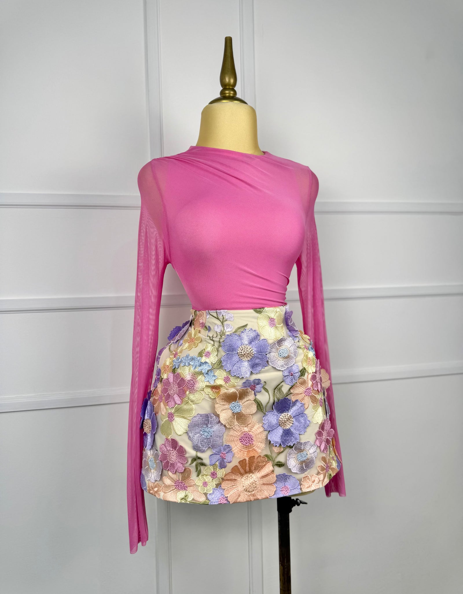 Falda corta con flores 3D