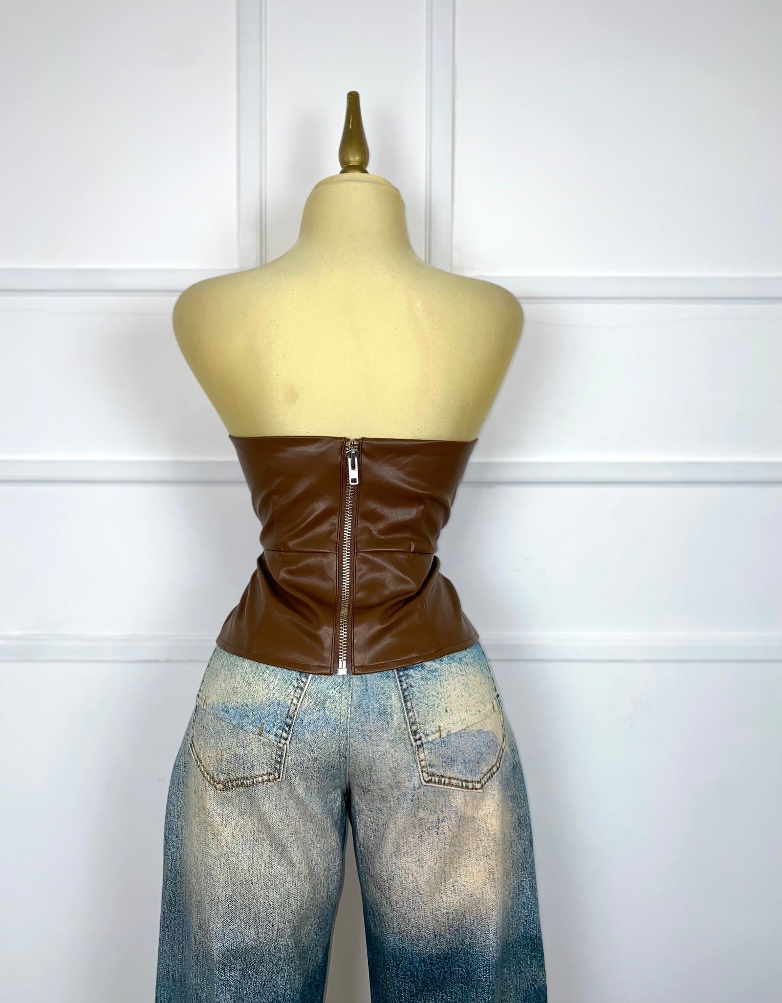 Blusa corta vinipiel con bordado y estoperoles