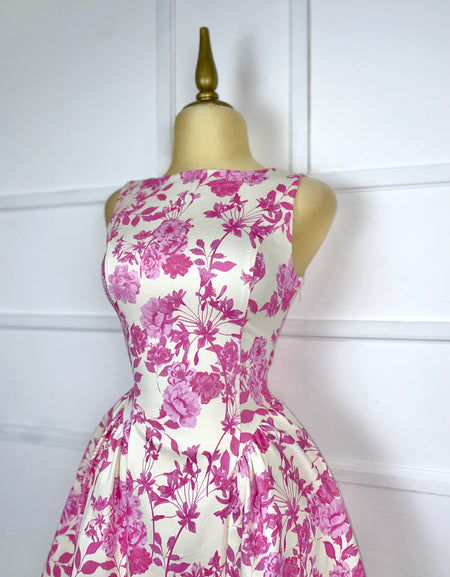 Vestido blanco flores rosas y moño