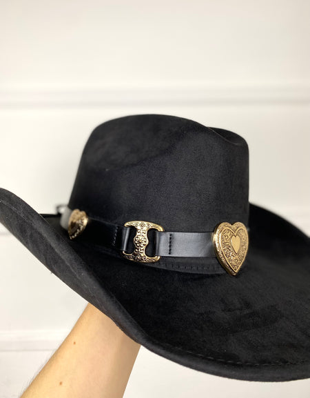 Sombrero negro gamuza con hebillas doradas de corazón