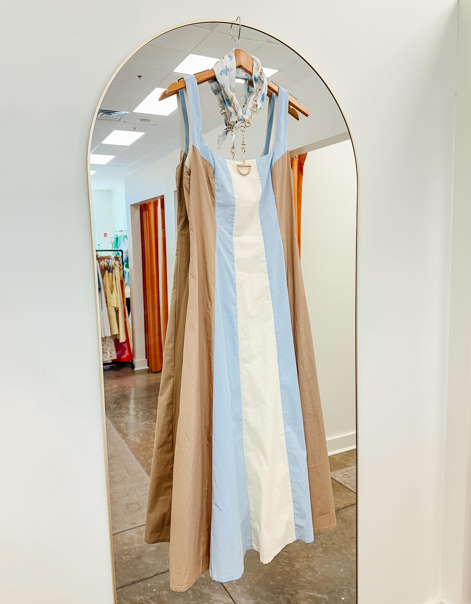 Vestido midi con líneas