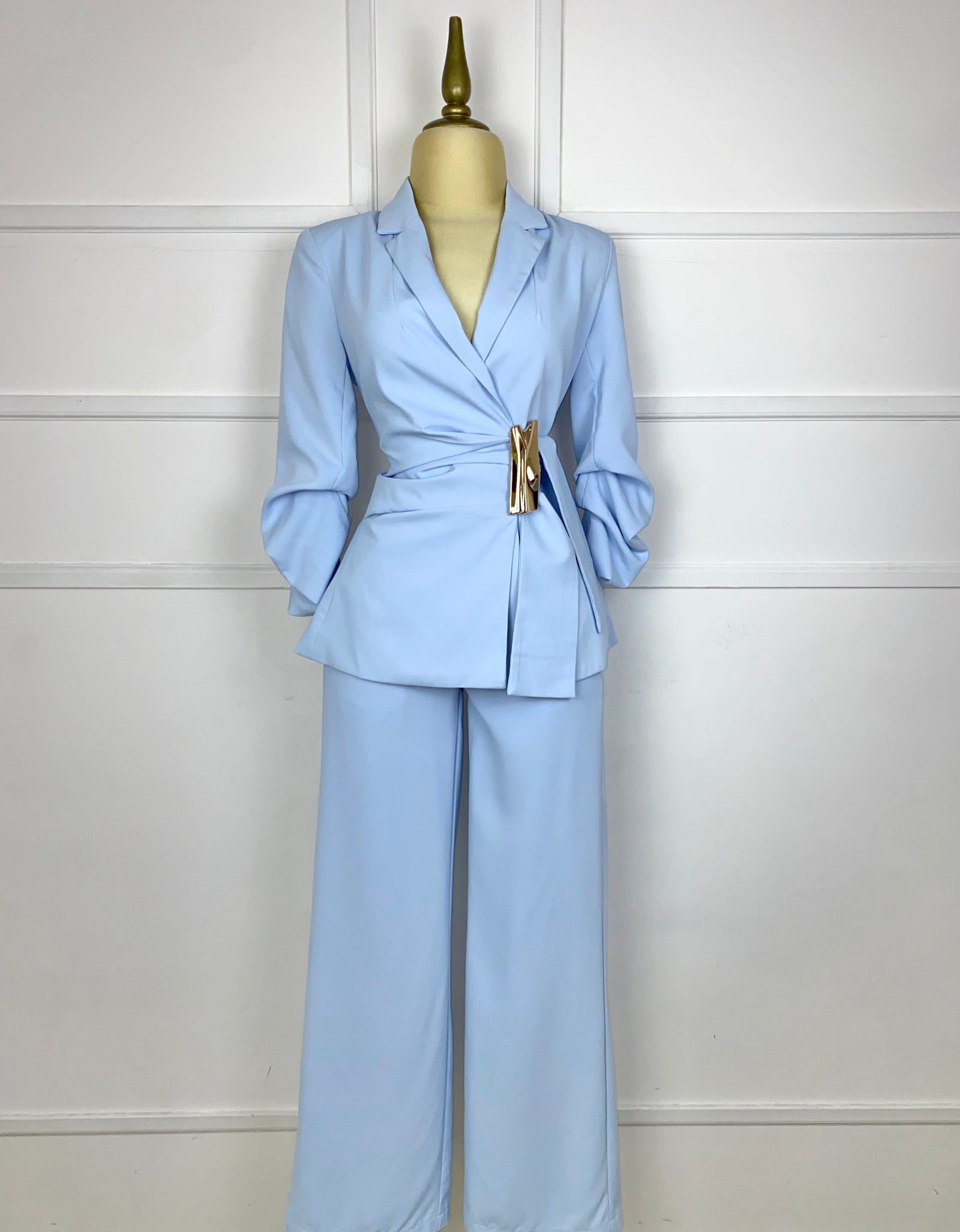 Traje baby blue asimétrico