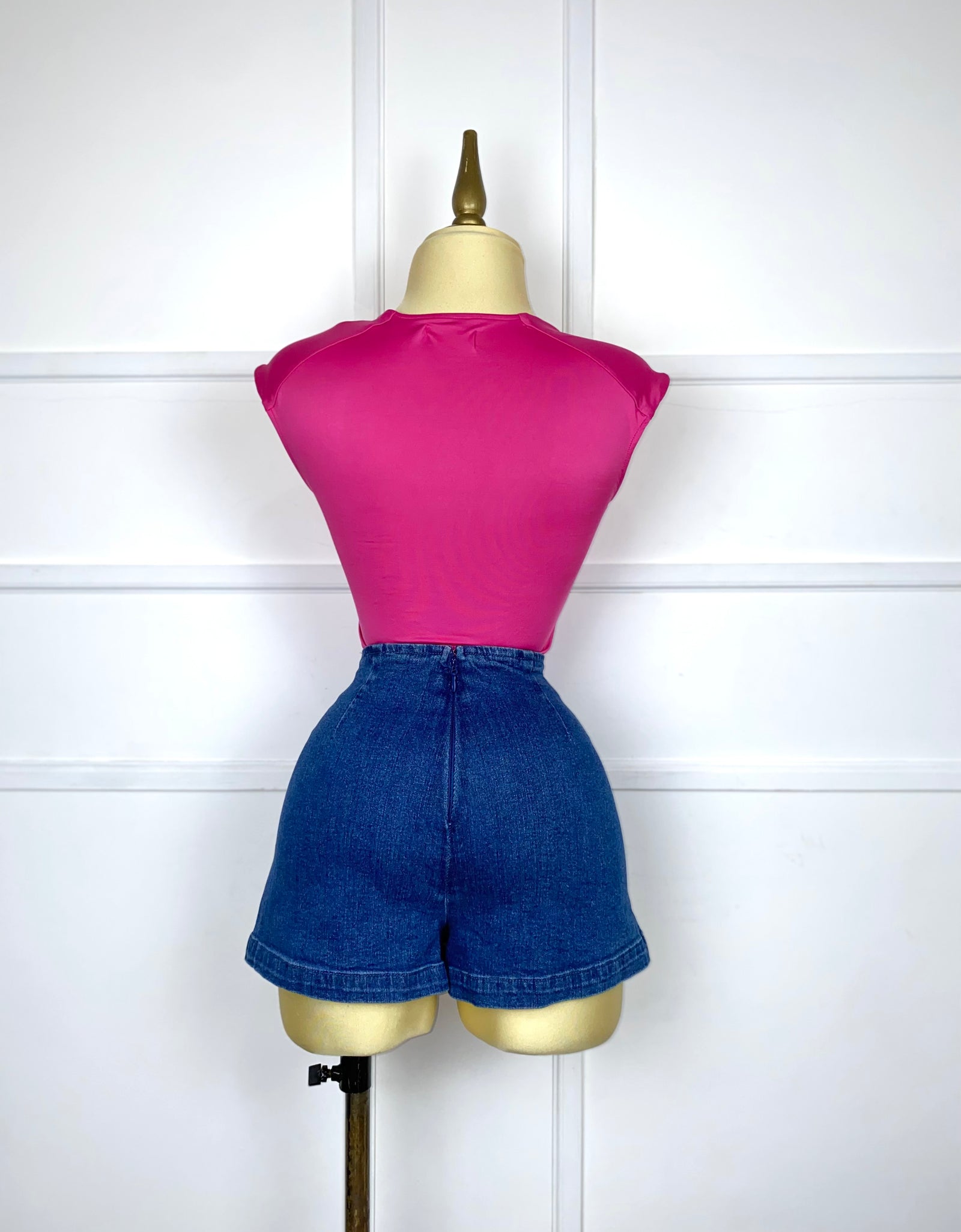 Short falda con botones dorados