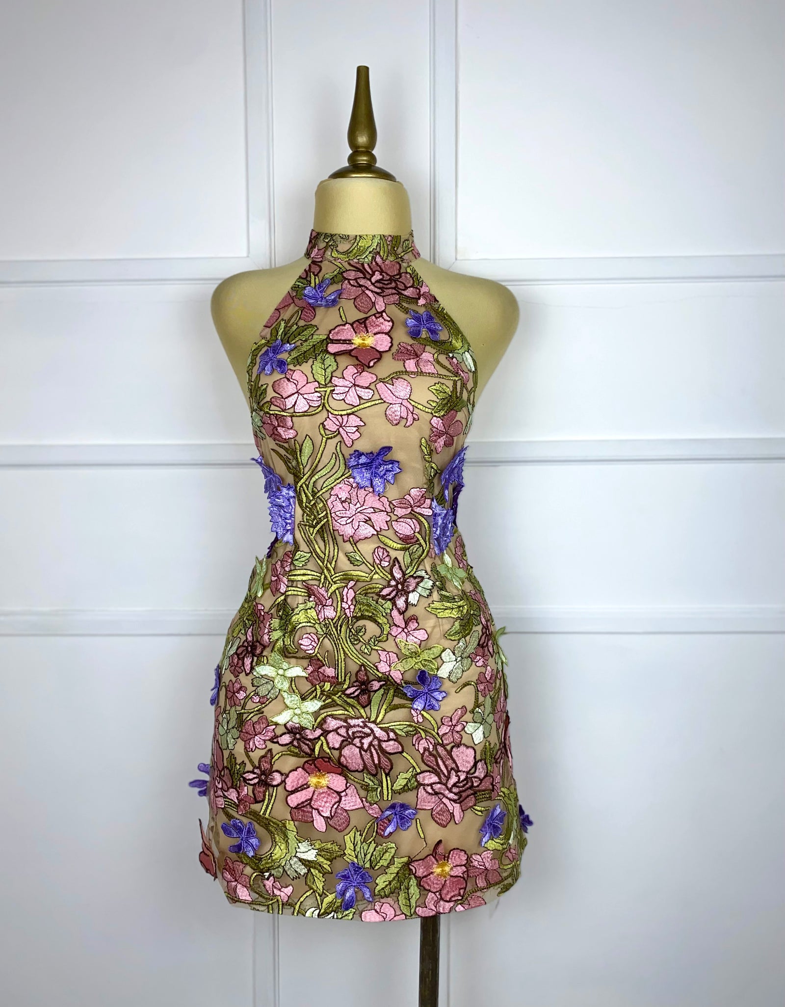 Vestido corto halter con flores