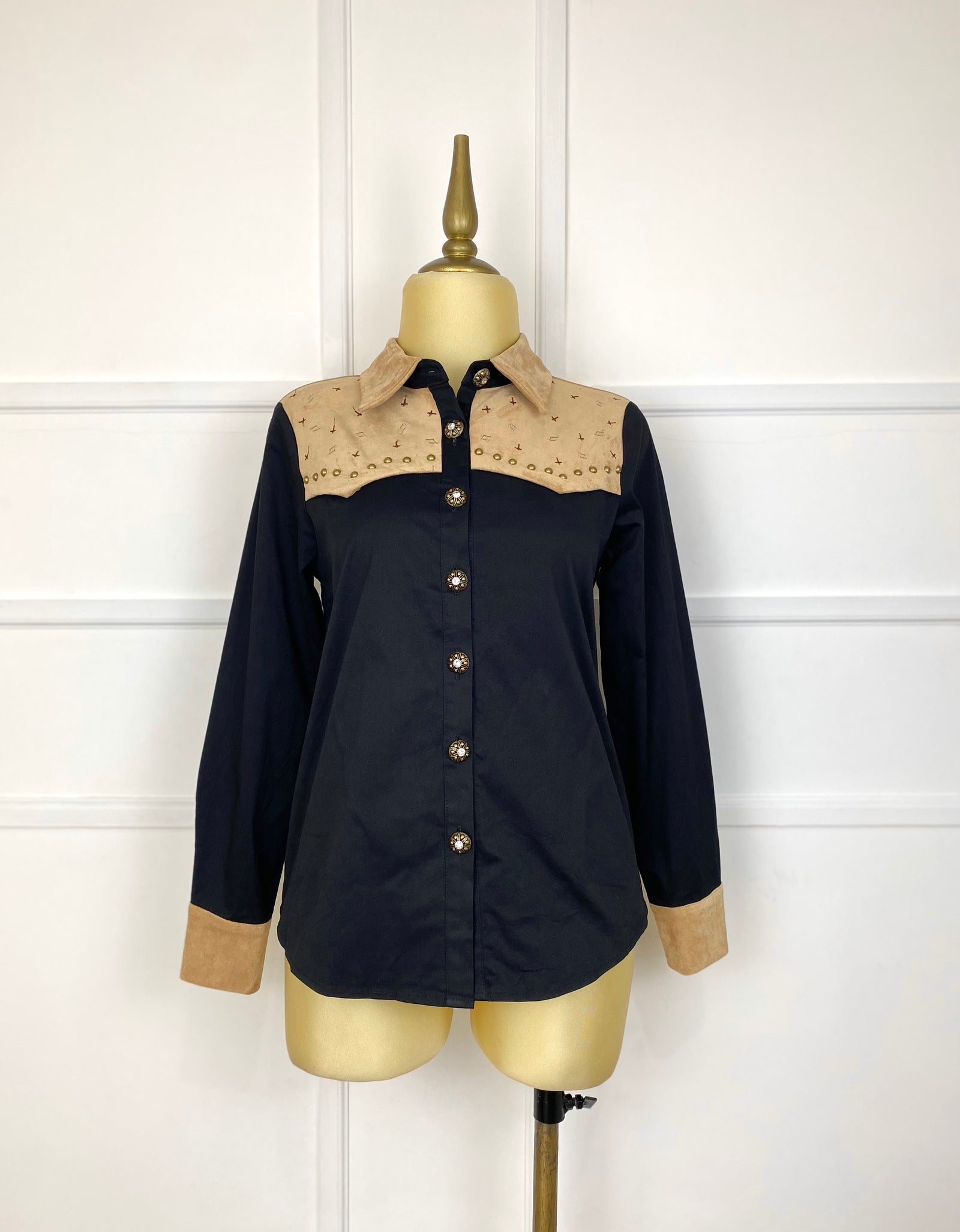 Camisa negra con estoperoles y caballo