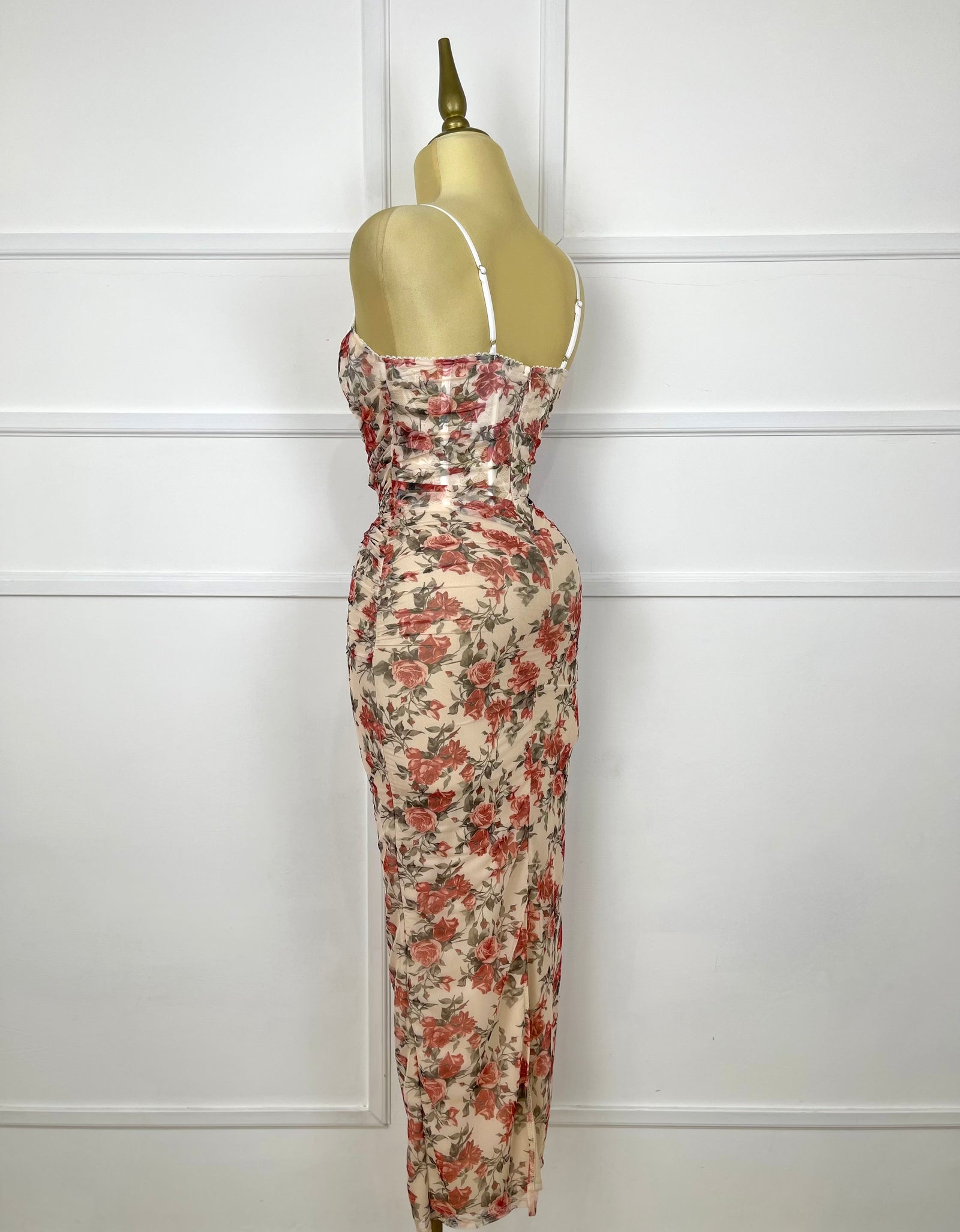 Vestido drapeado con flores rojas