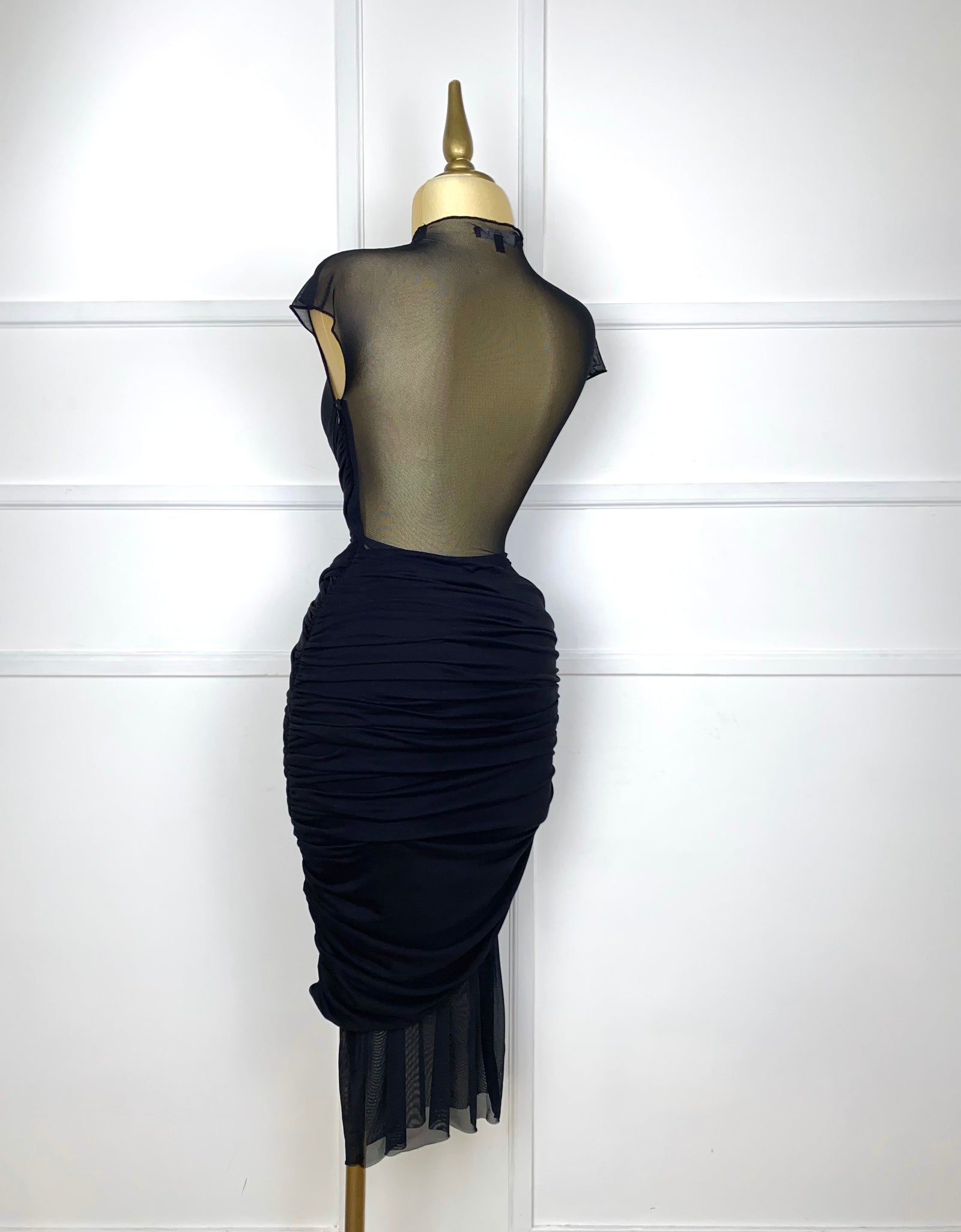 Vestido negro mesh asimétrico con transparencia