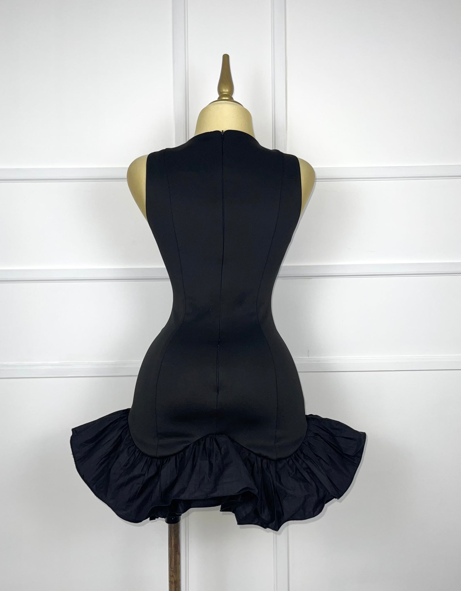 Vestido corto negro con olan
