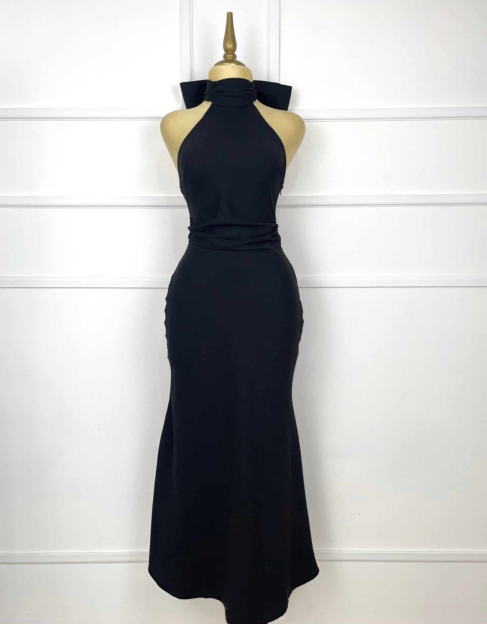 Vestido largo negro con moño
