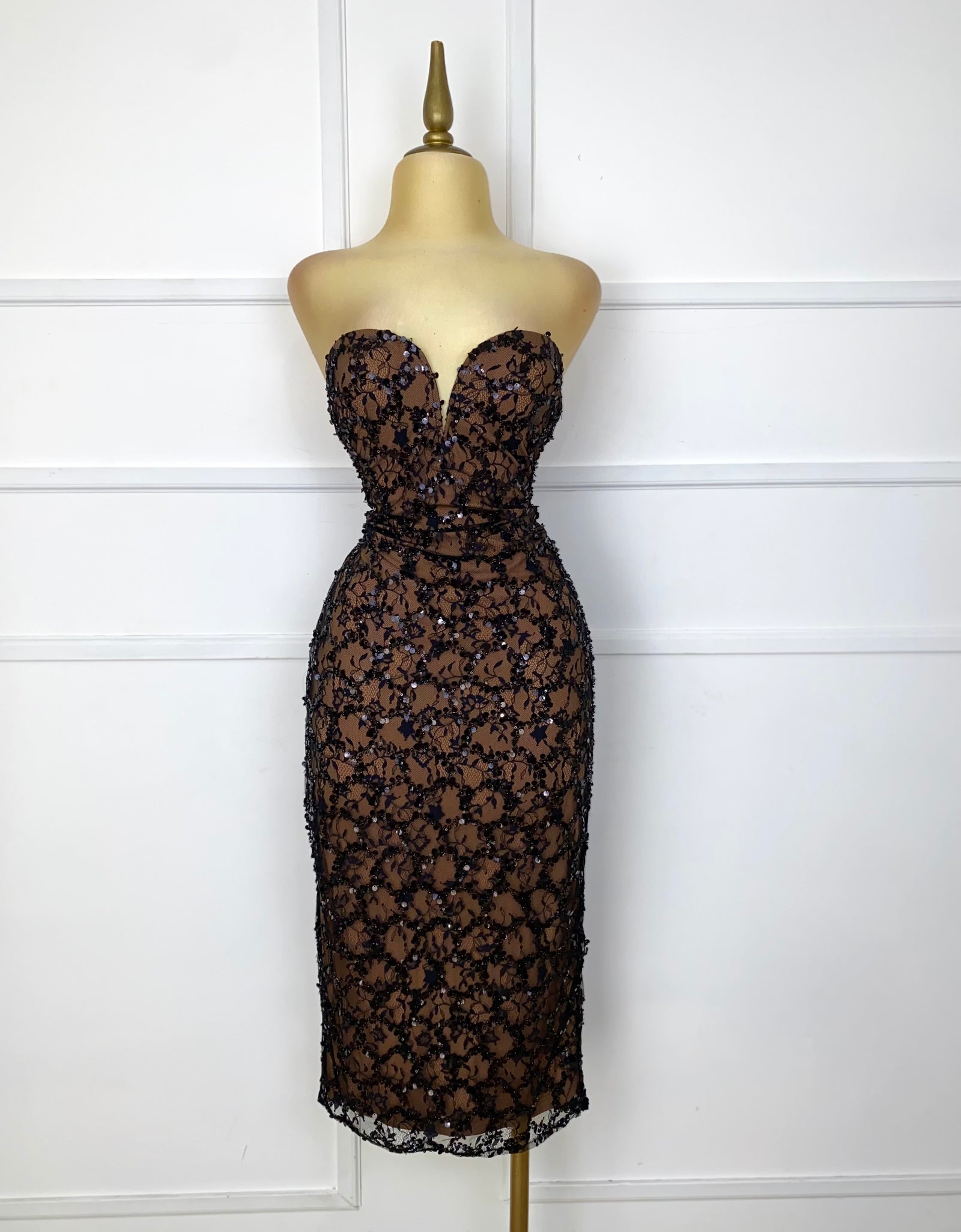 Vestido midi nude con pedrería y copas