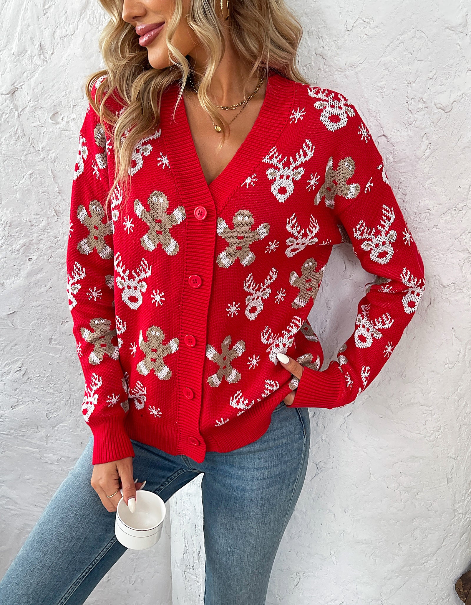 Suéter rojo tejido con galletas y renos