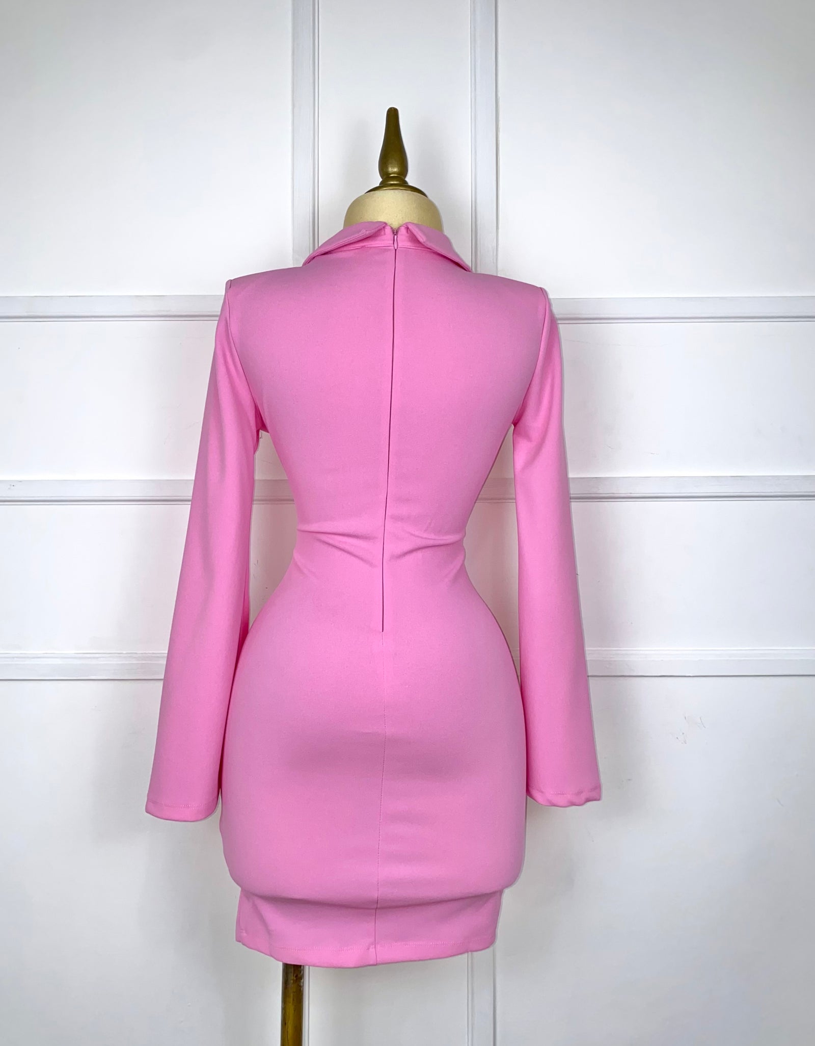 Vestido rosa con botones de perlas