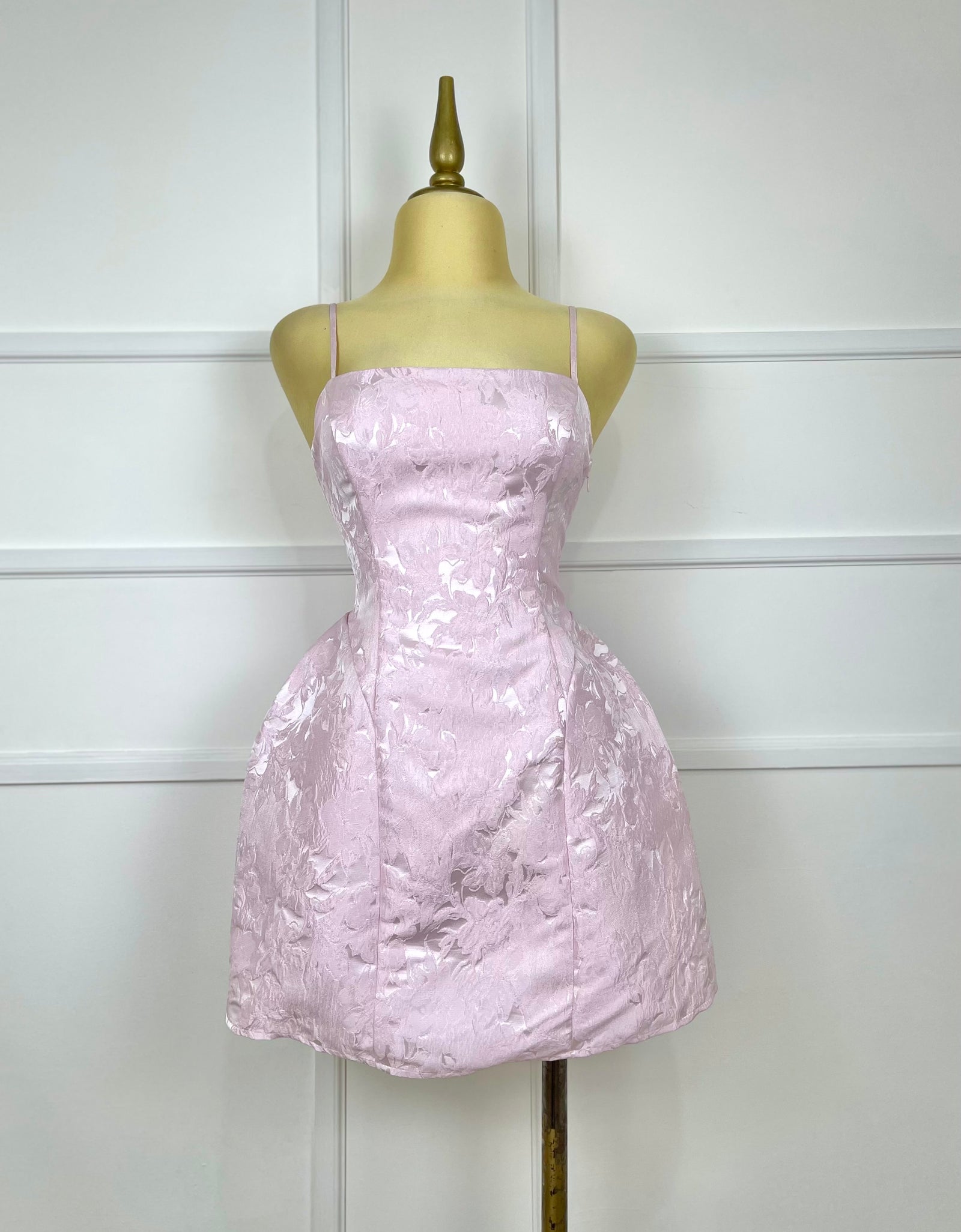 Vestido rosa con textura y moño