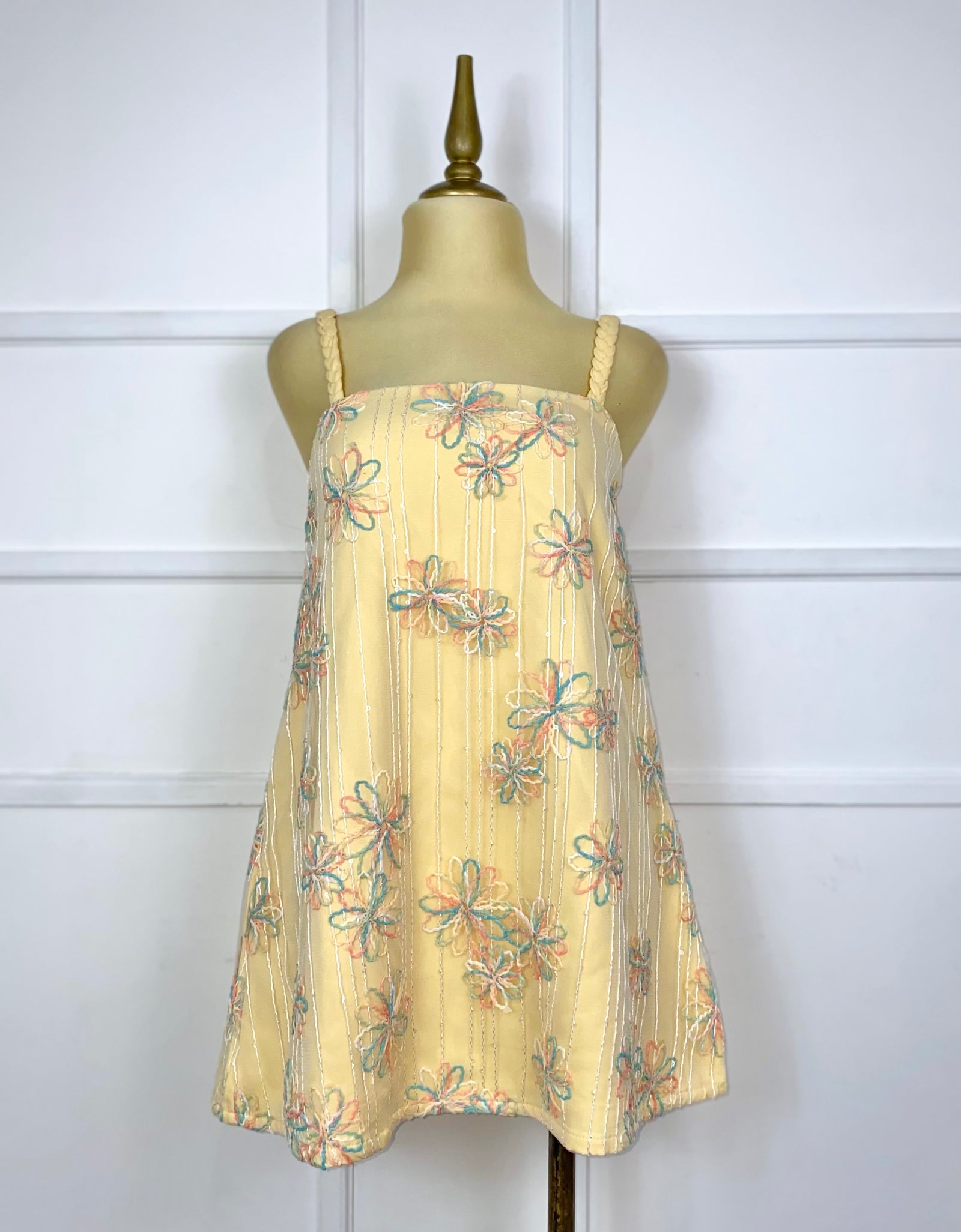 Vestido amarillo con flores multicolor
