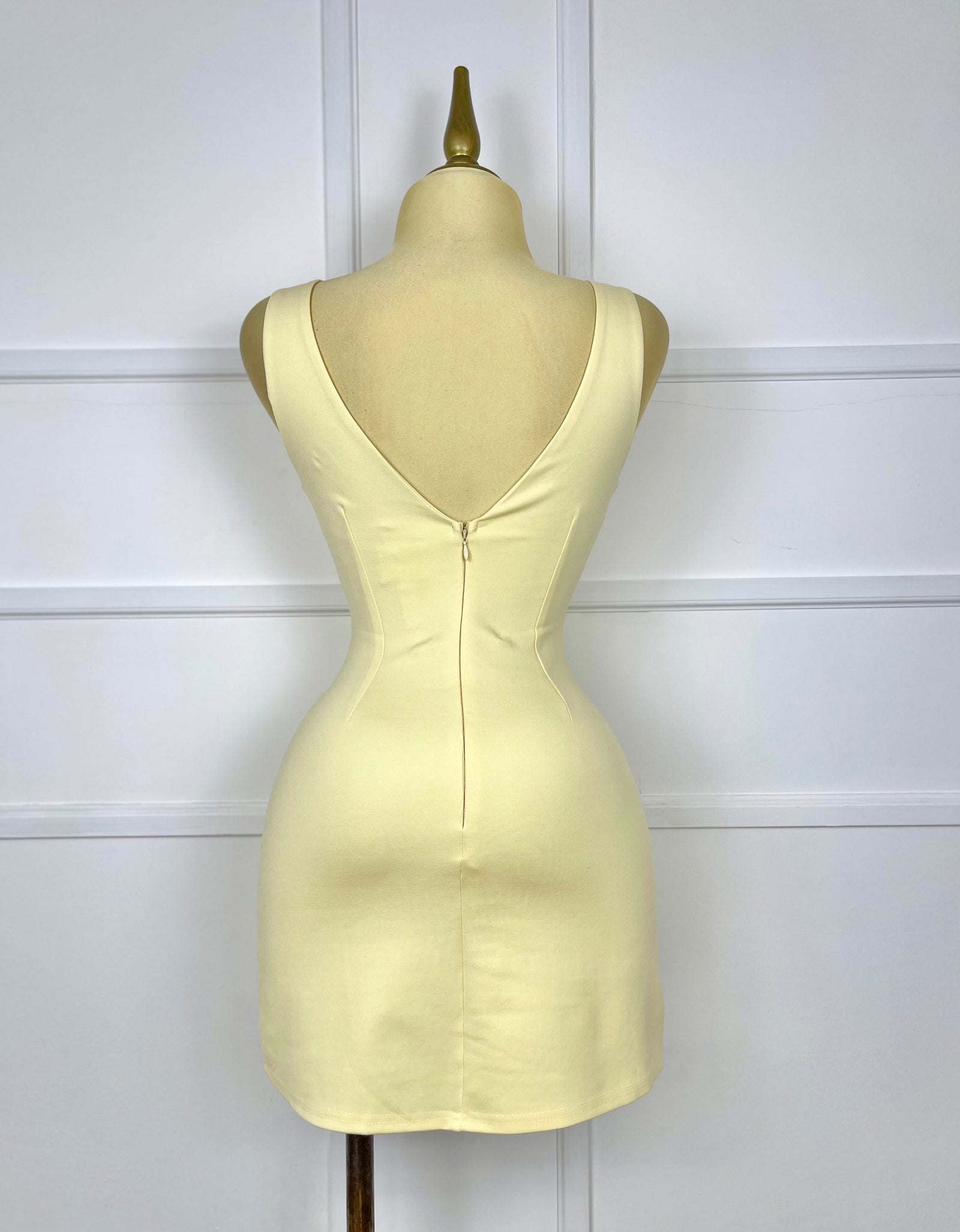 Vestido corto amarillo mantequilla