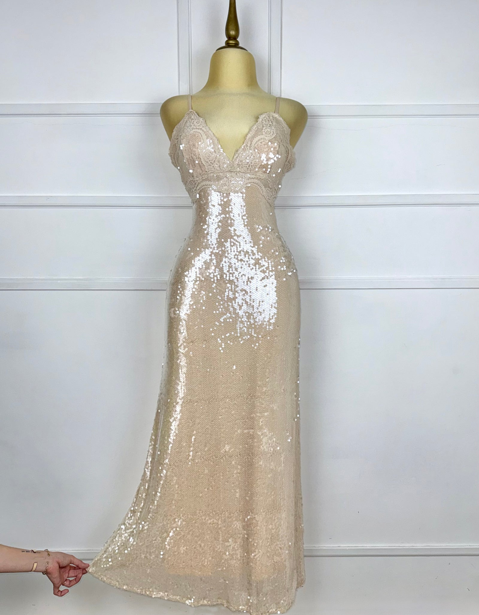 Vestido crema con lentejuelas y encaje