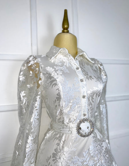 Vestido blanco con flores y cinto