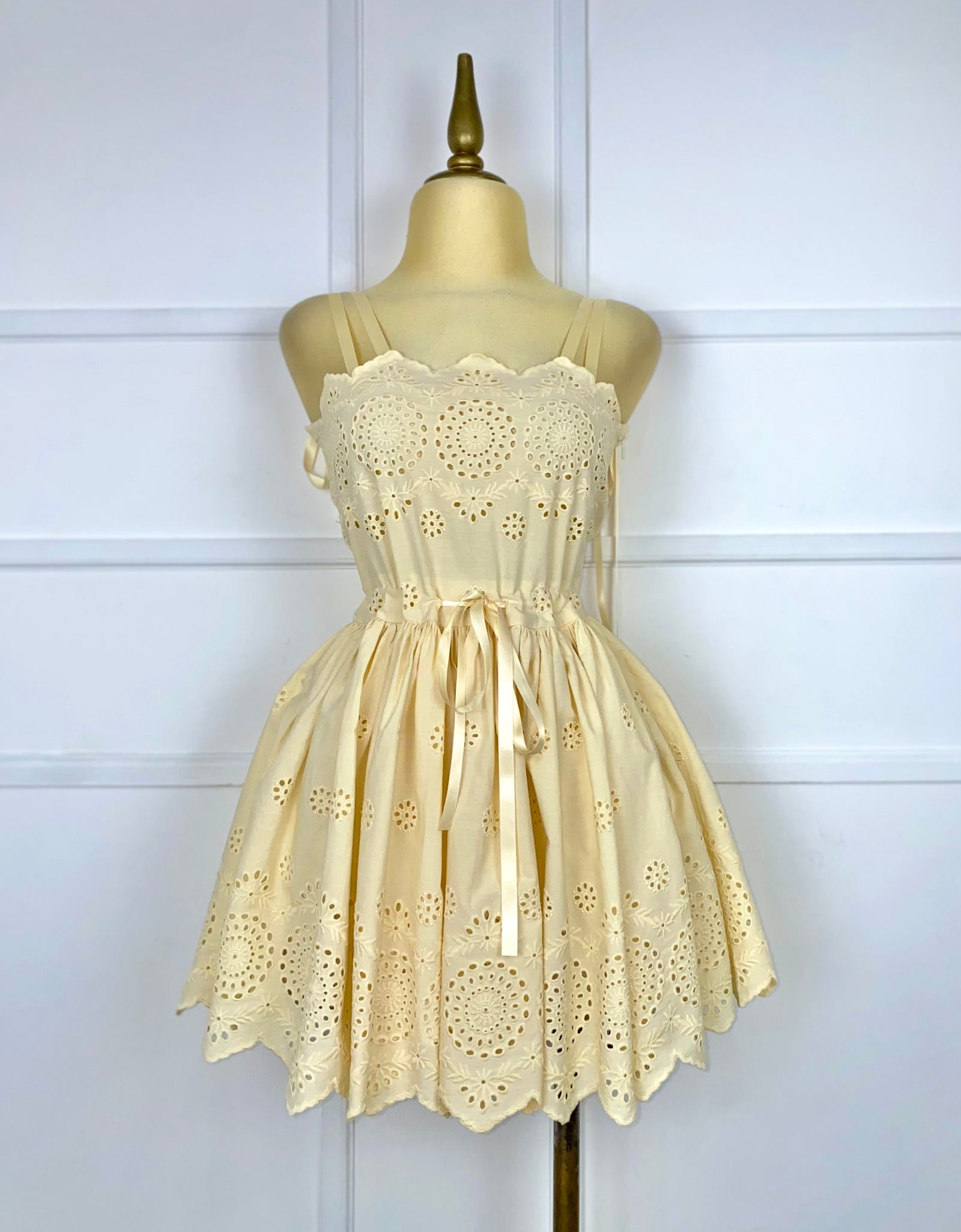 Vestido amarillo guipur con listones