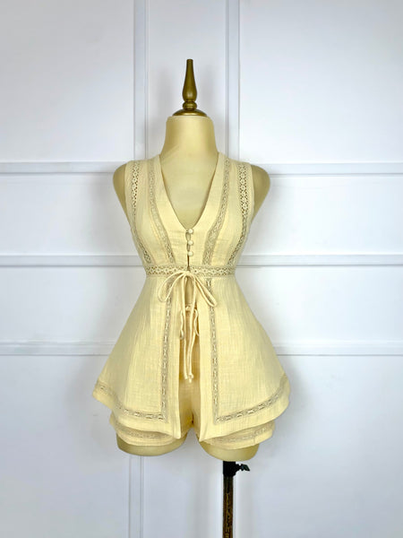 Set amarillo pastel con encaje