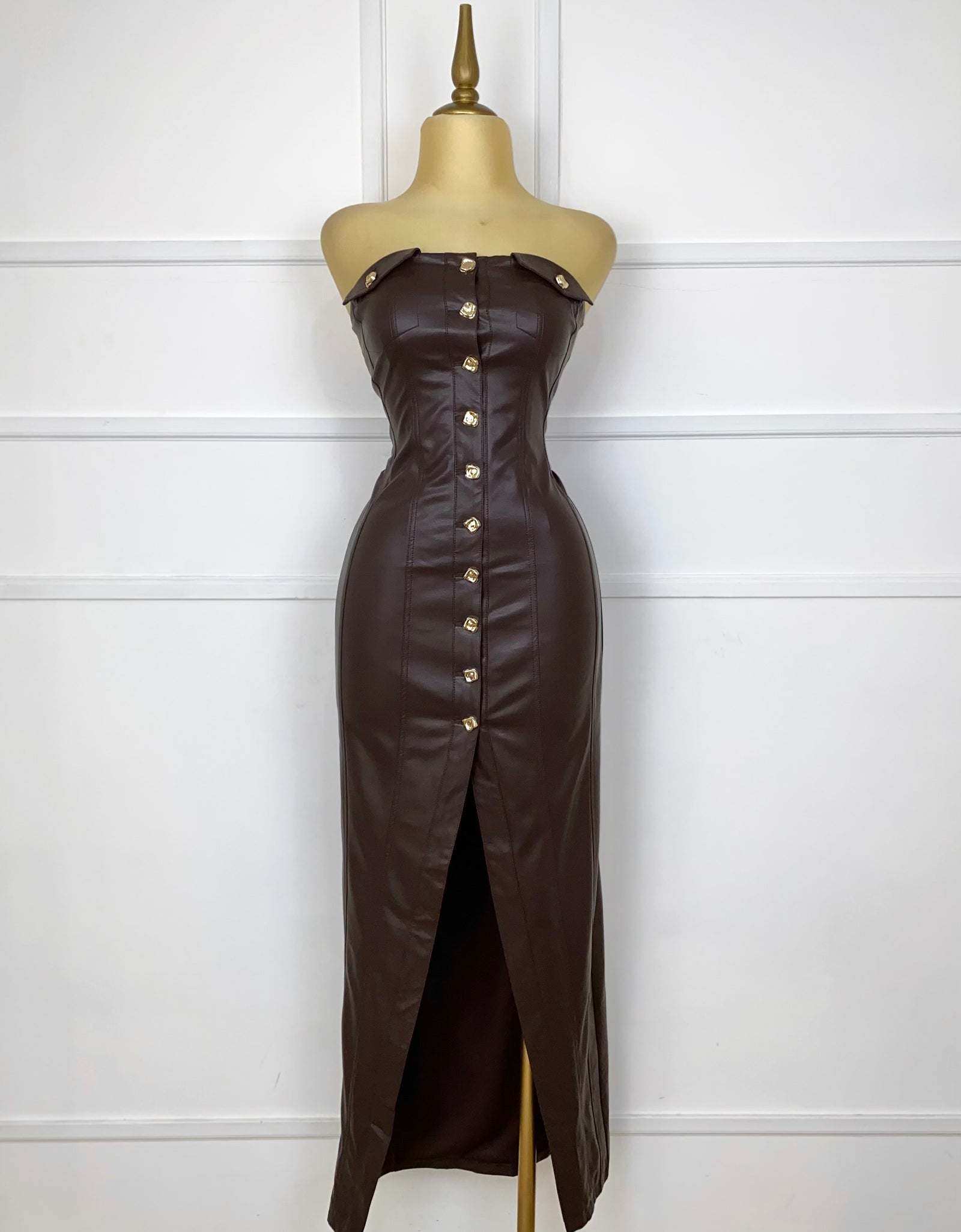 Vestido vinipiel strapless con botones dorados