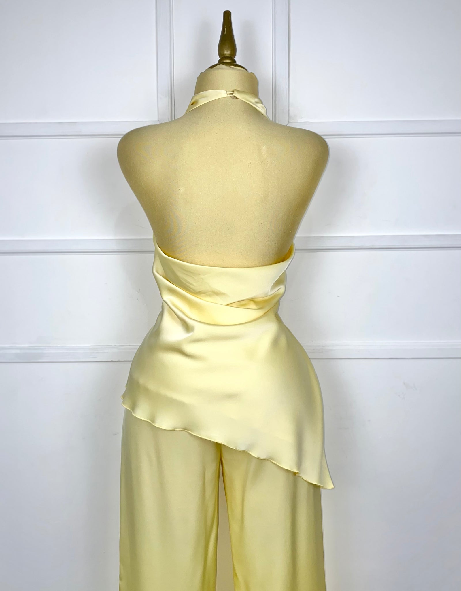 Set amarillo satín asimétrico