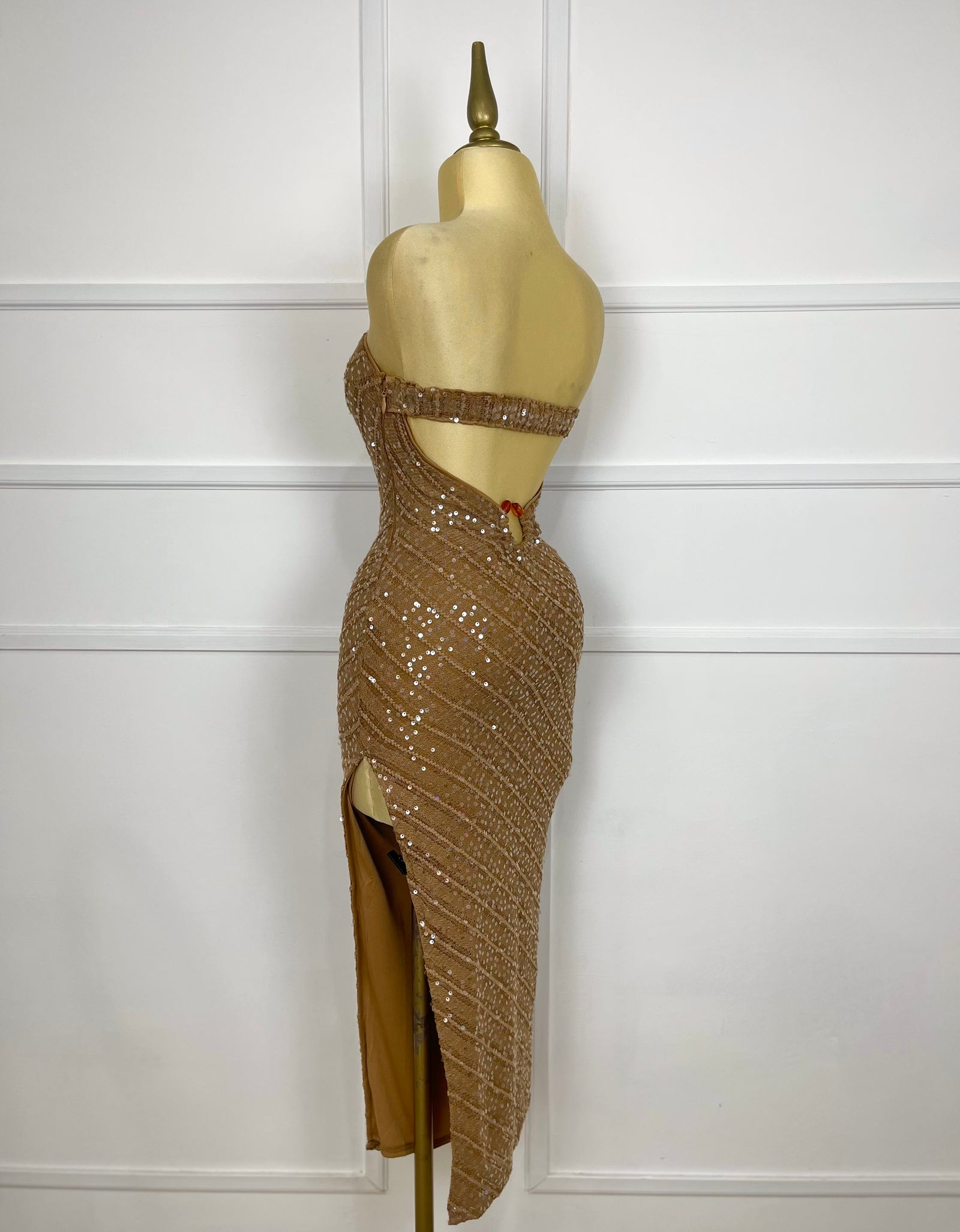 Vestido café con lentejuela (escote en espalda)