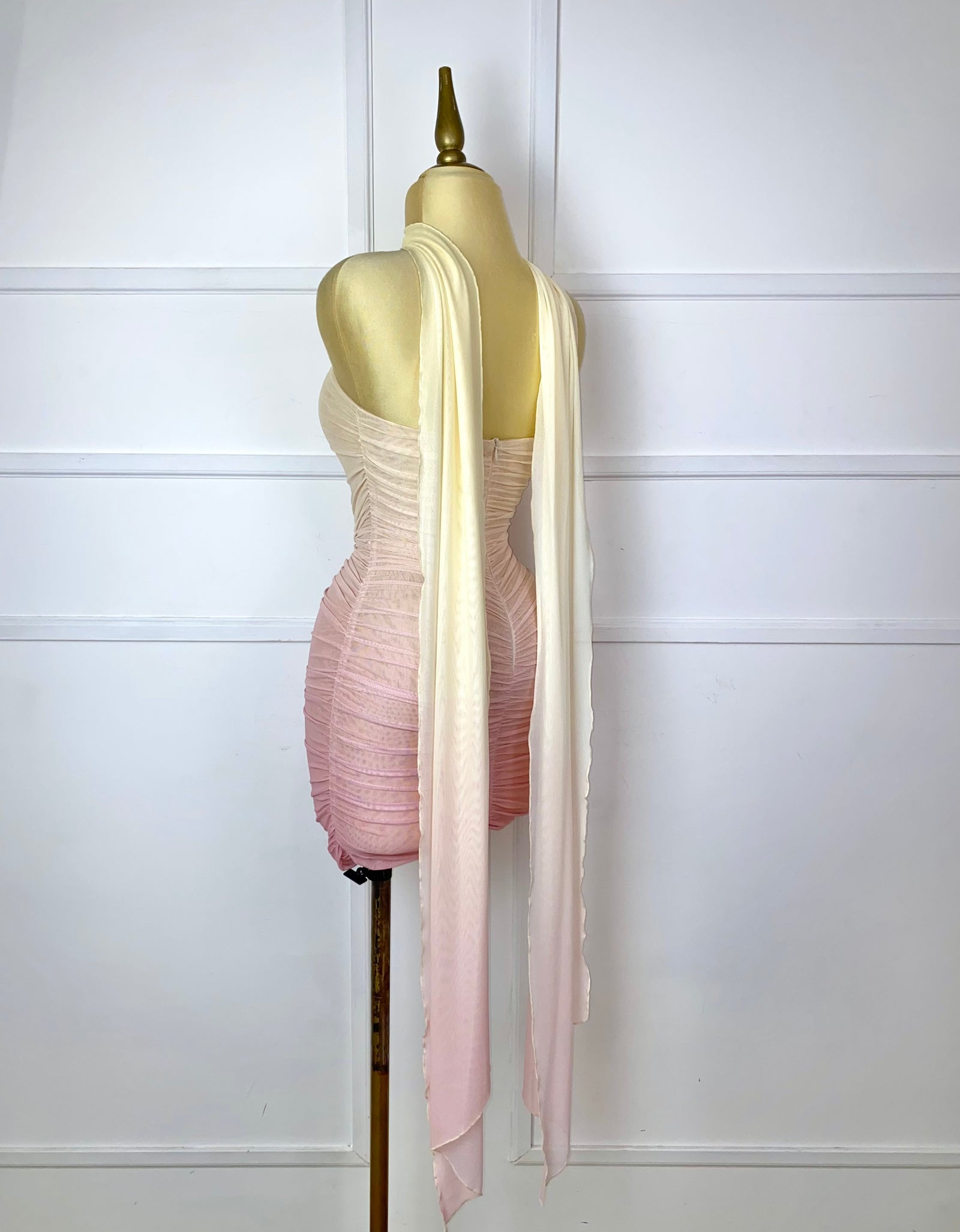 Vestido corto strapless multicolor con listón