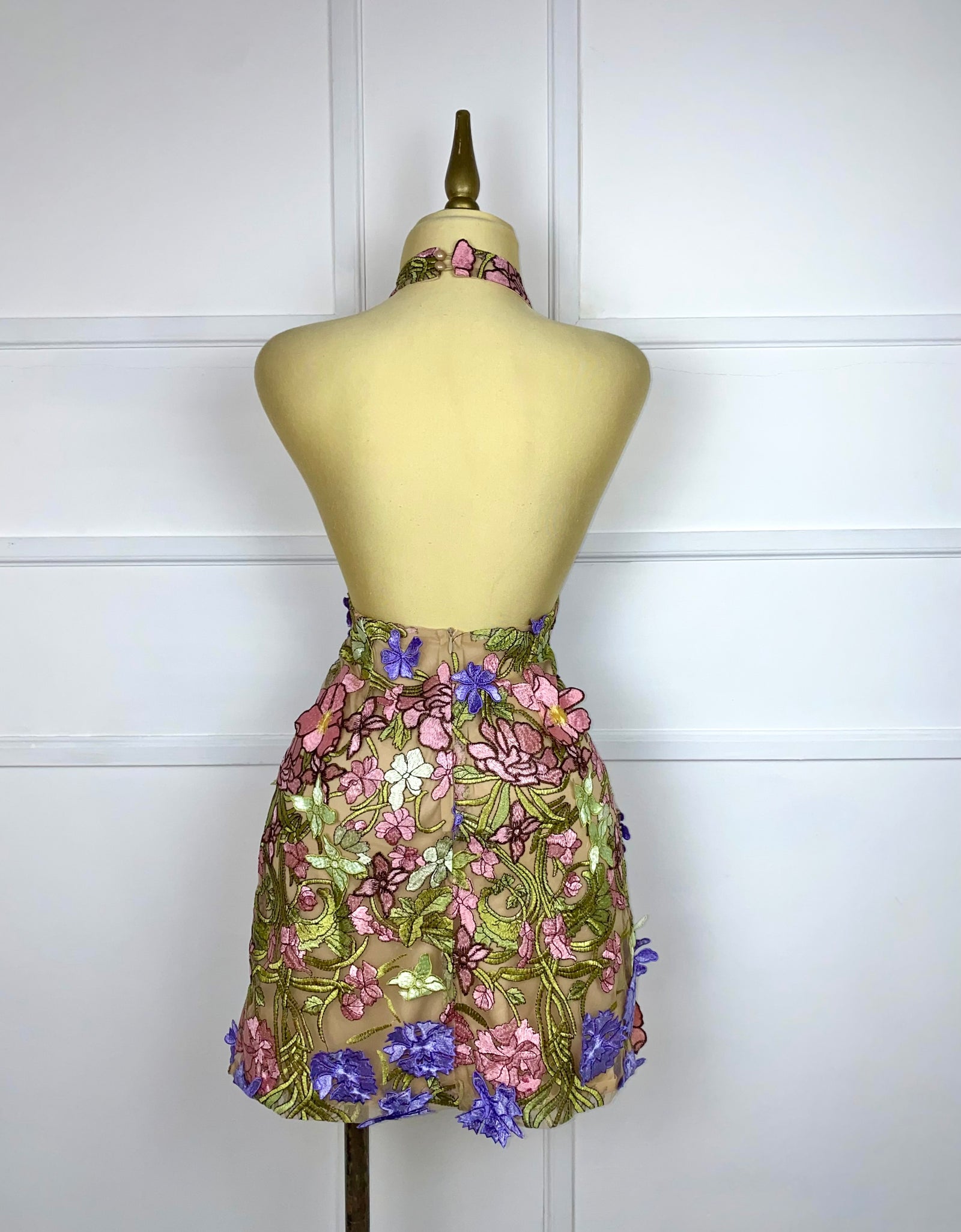 Vestido corto halter con flores