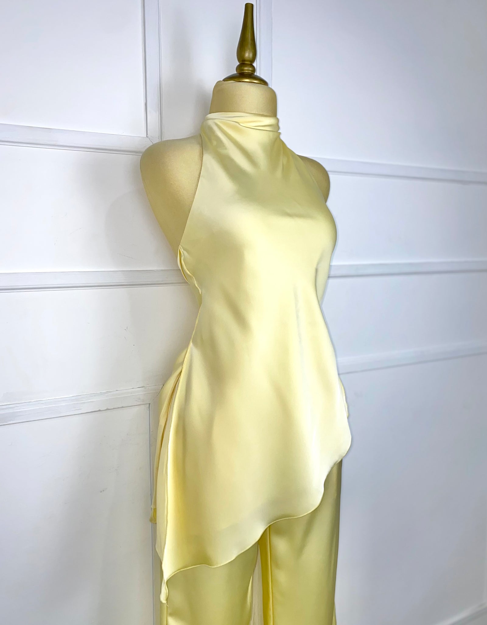 Set amarillo satín asimétrico