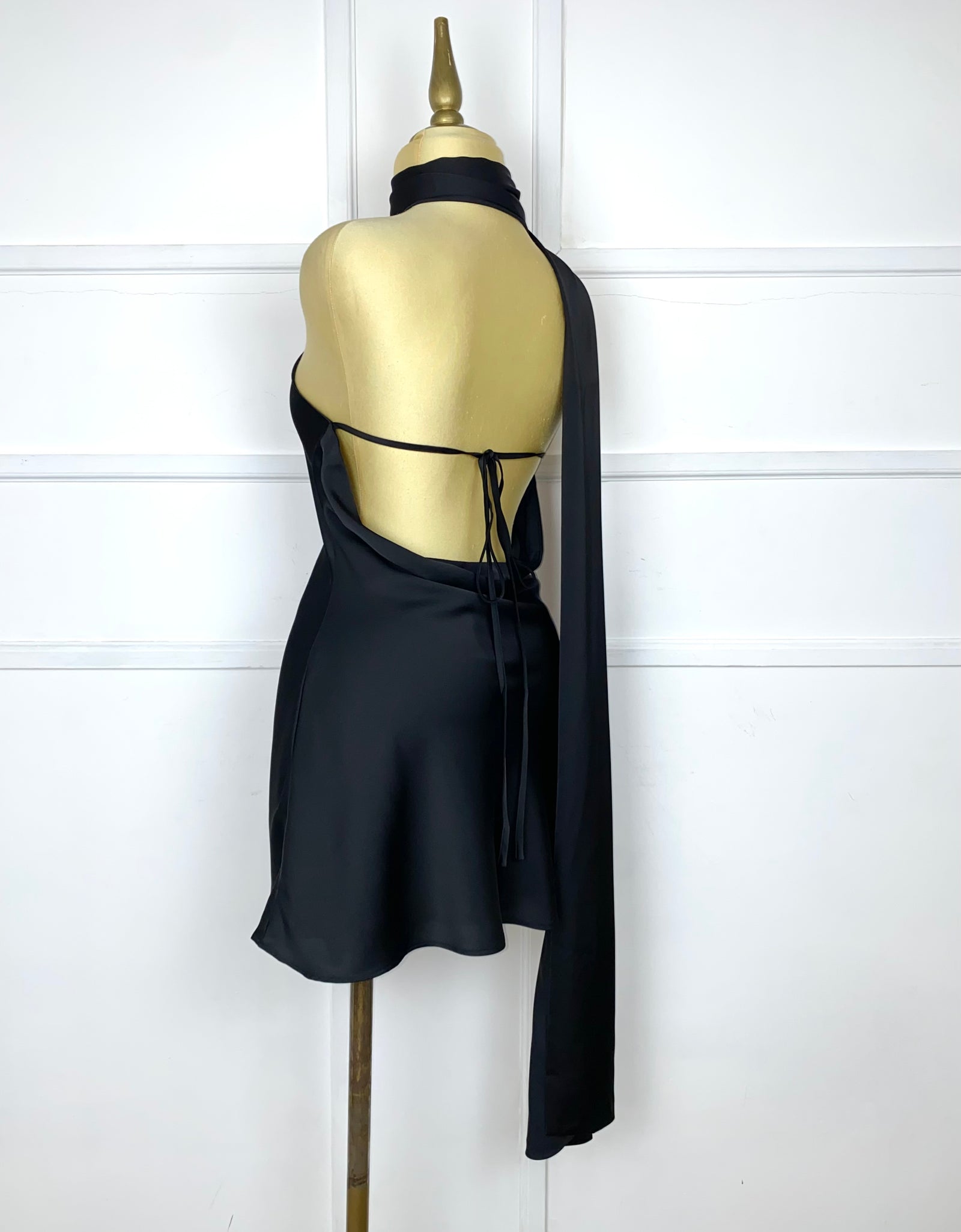 Vestido negro satín asimétrico
