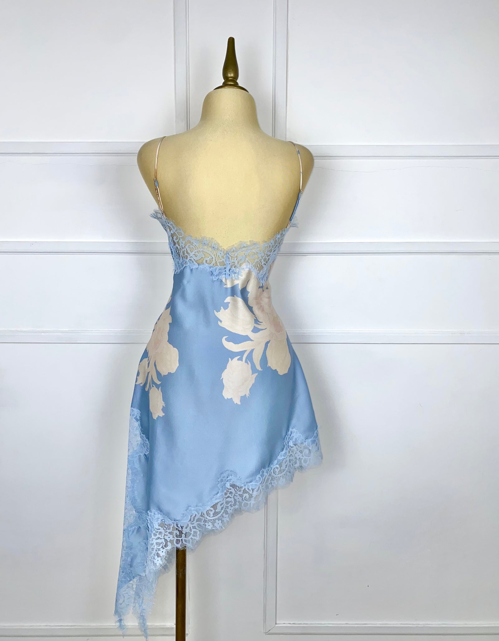 Vestido azul con flores y encaje