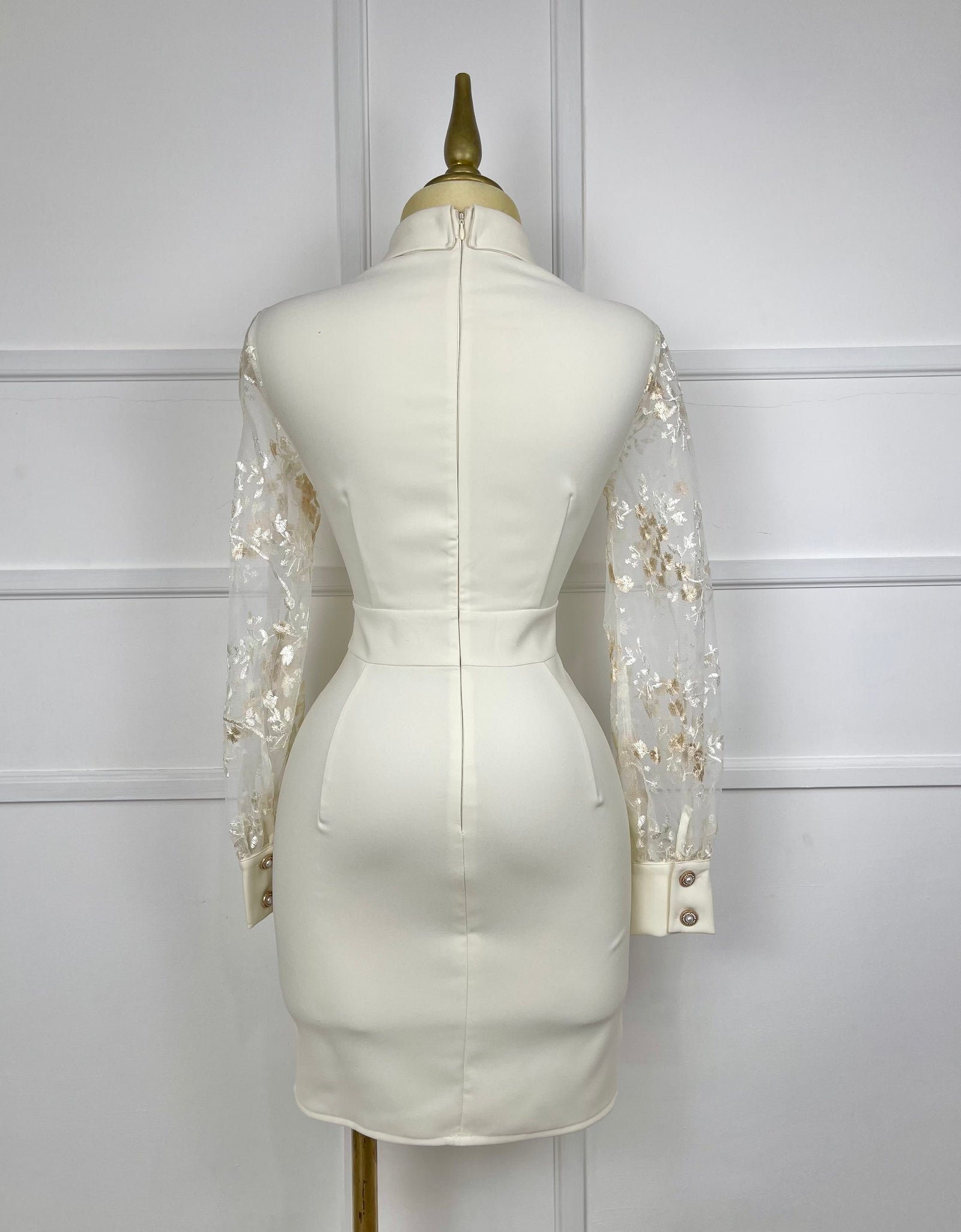 Vestido beige corto con encaje