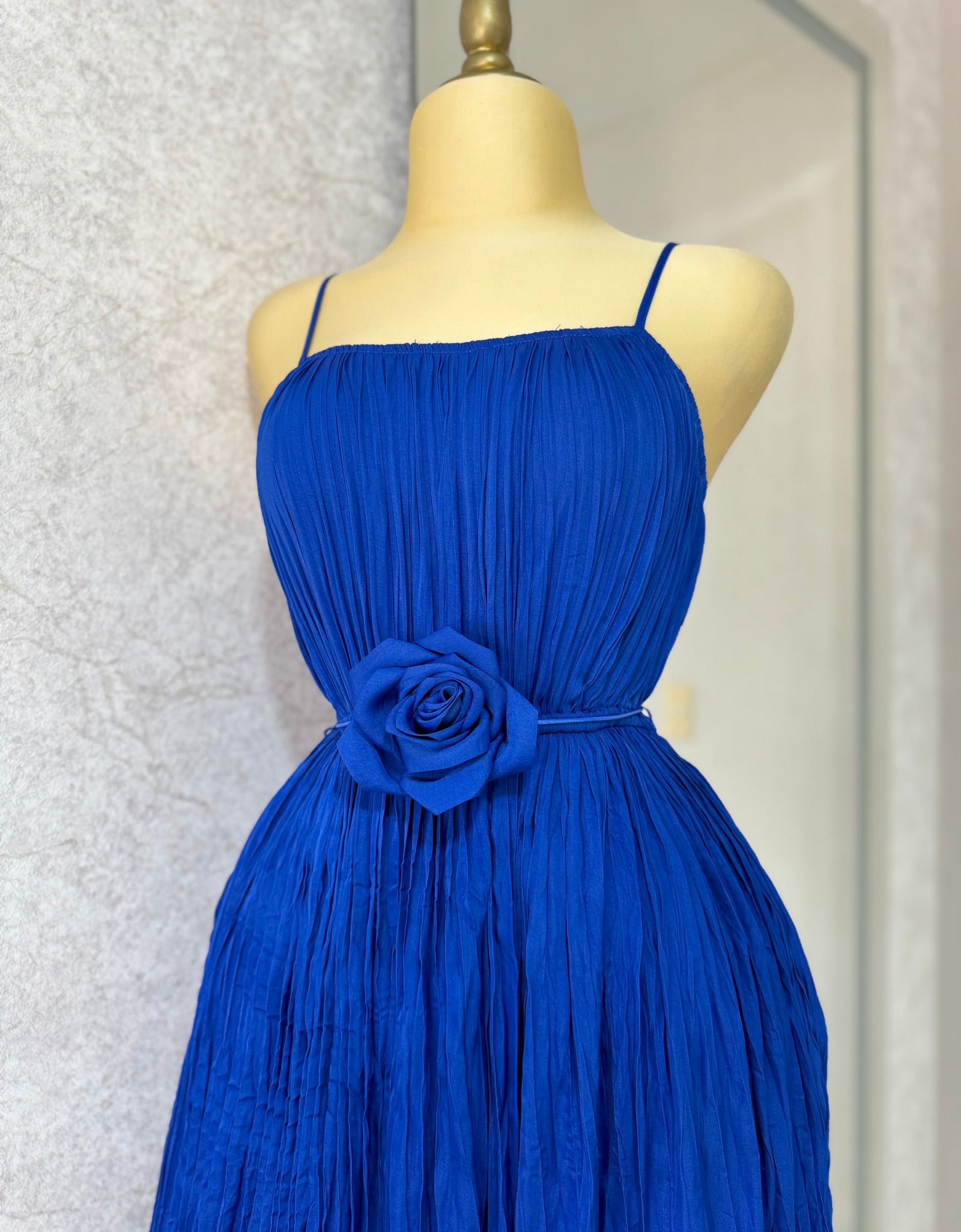 Vestido azul royal con flor