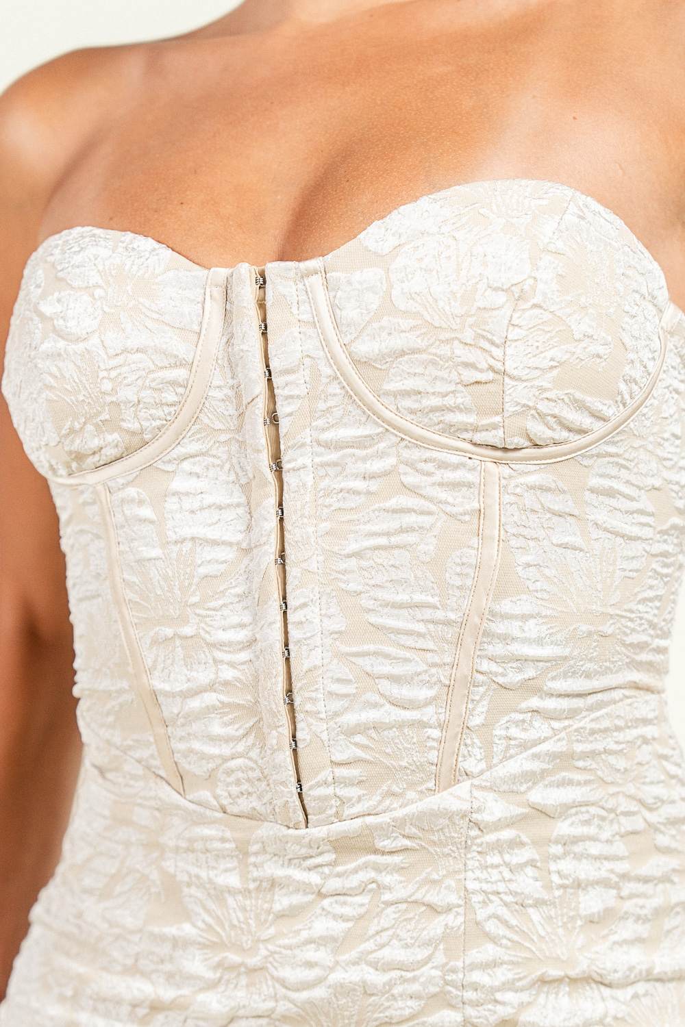 Vestido beige strapless con flores