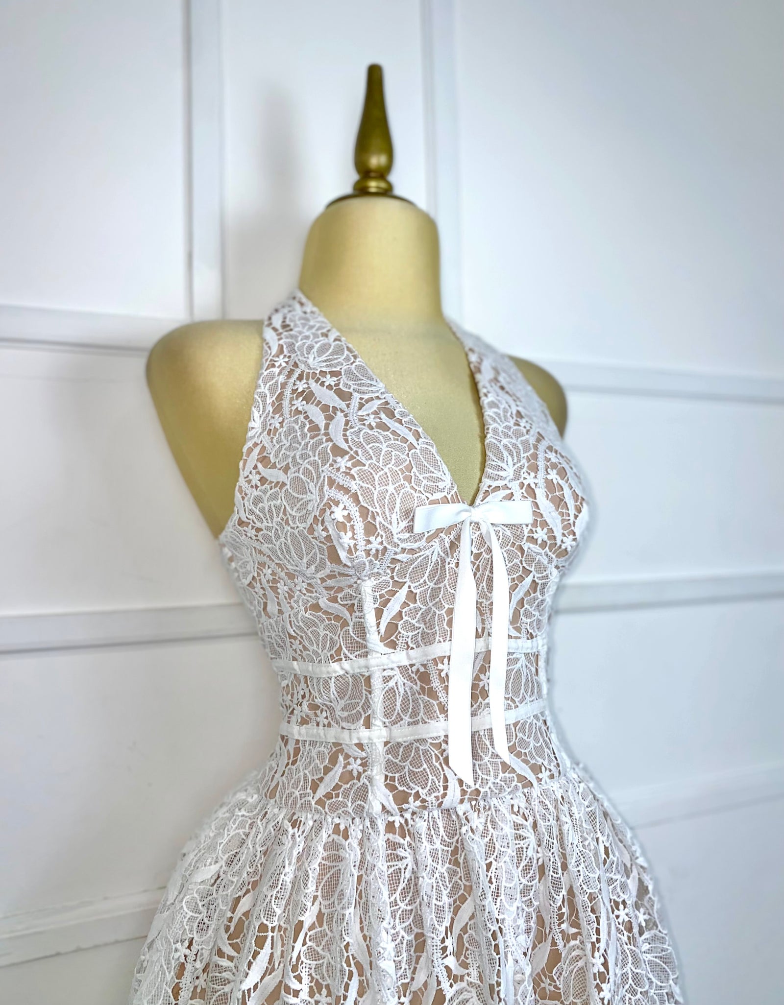 Vestido halter blanco corto guipur