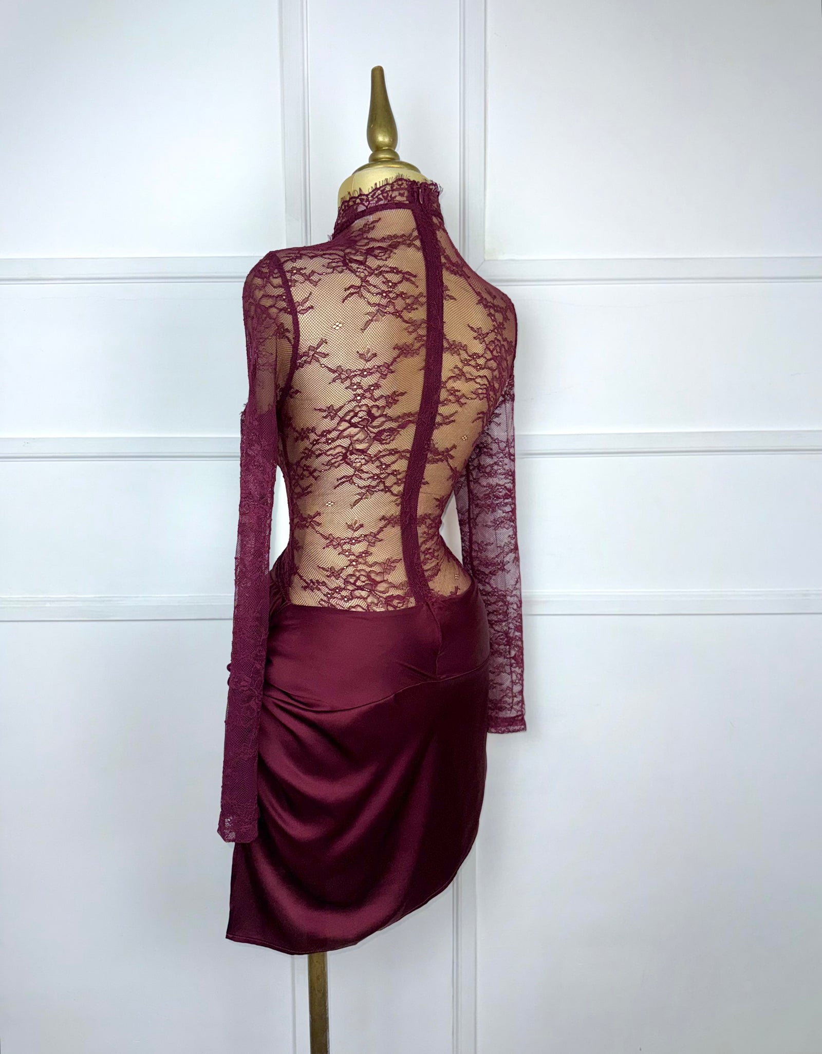 Vestido tinto satín con encaje y copas