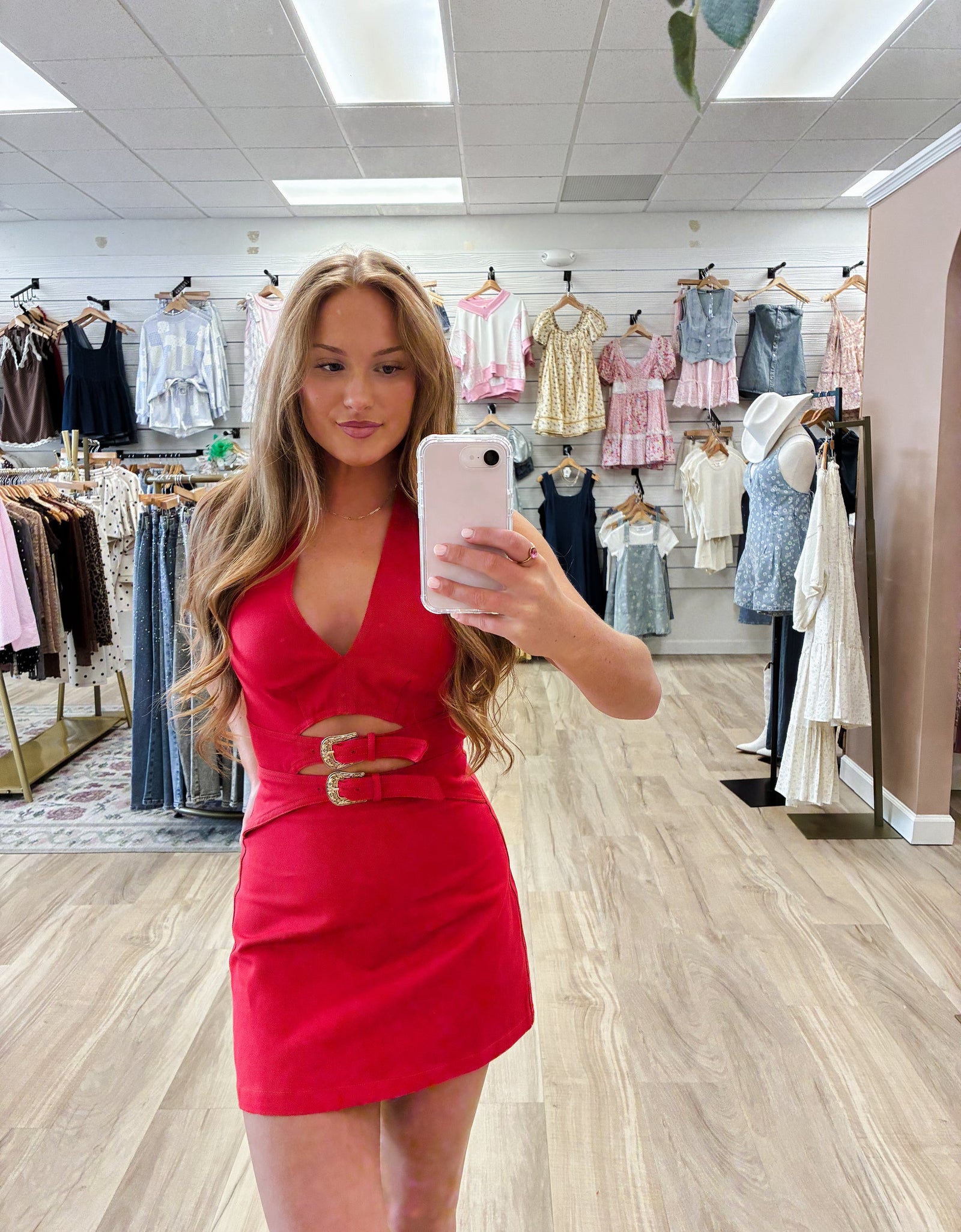 Vestido corto rojo con hebillas