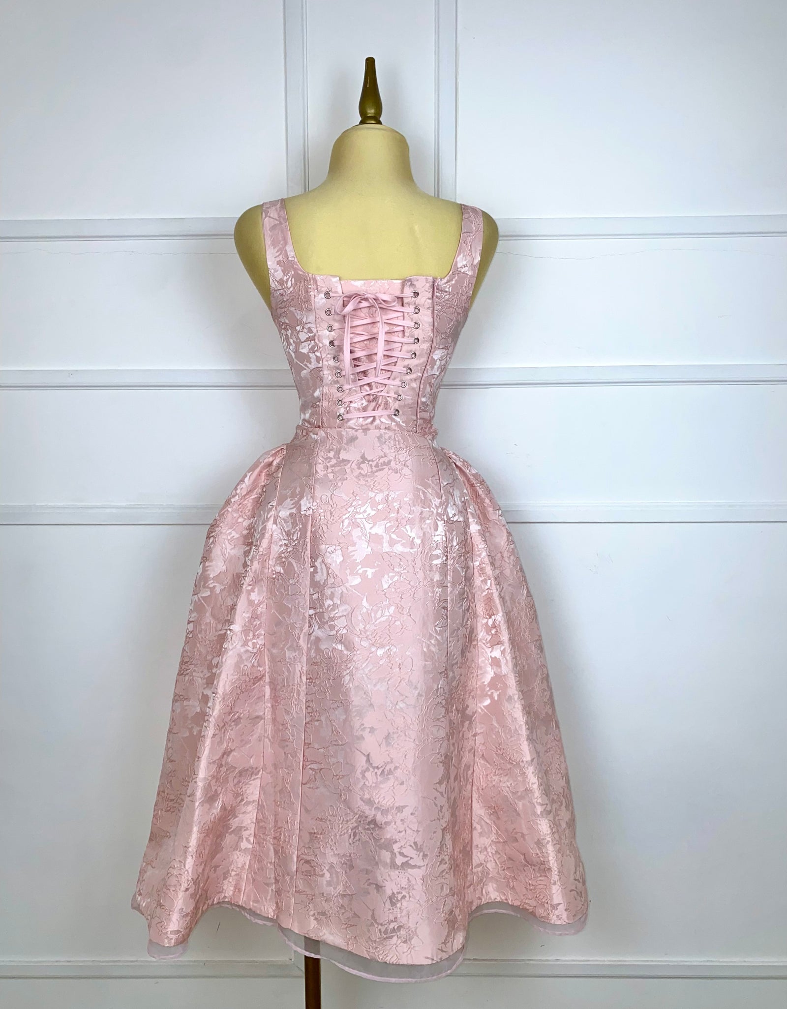 Vestido rosa midi brocado con cordones y clip de flor